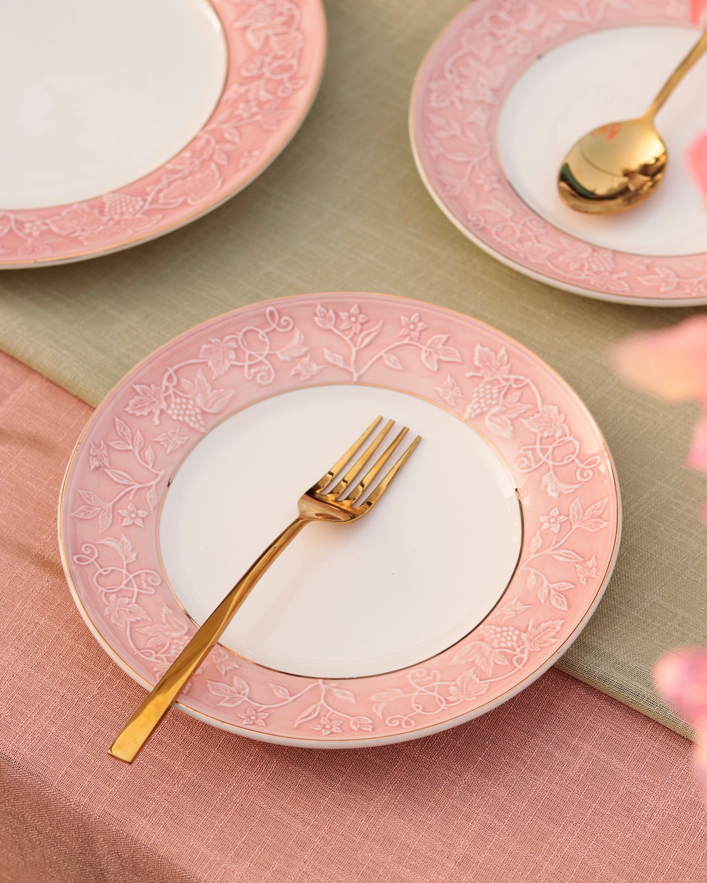 Pink Sapphire 7 Pcs Plate Set (1 Serving Plate, 6 Quarter Plates) - Vigneto
