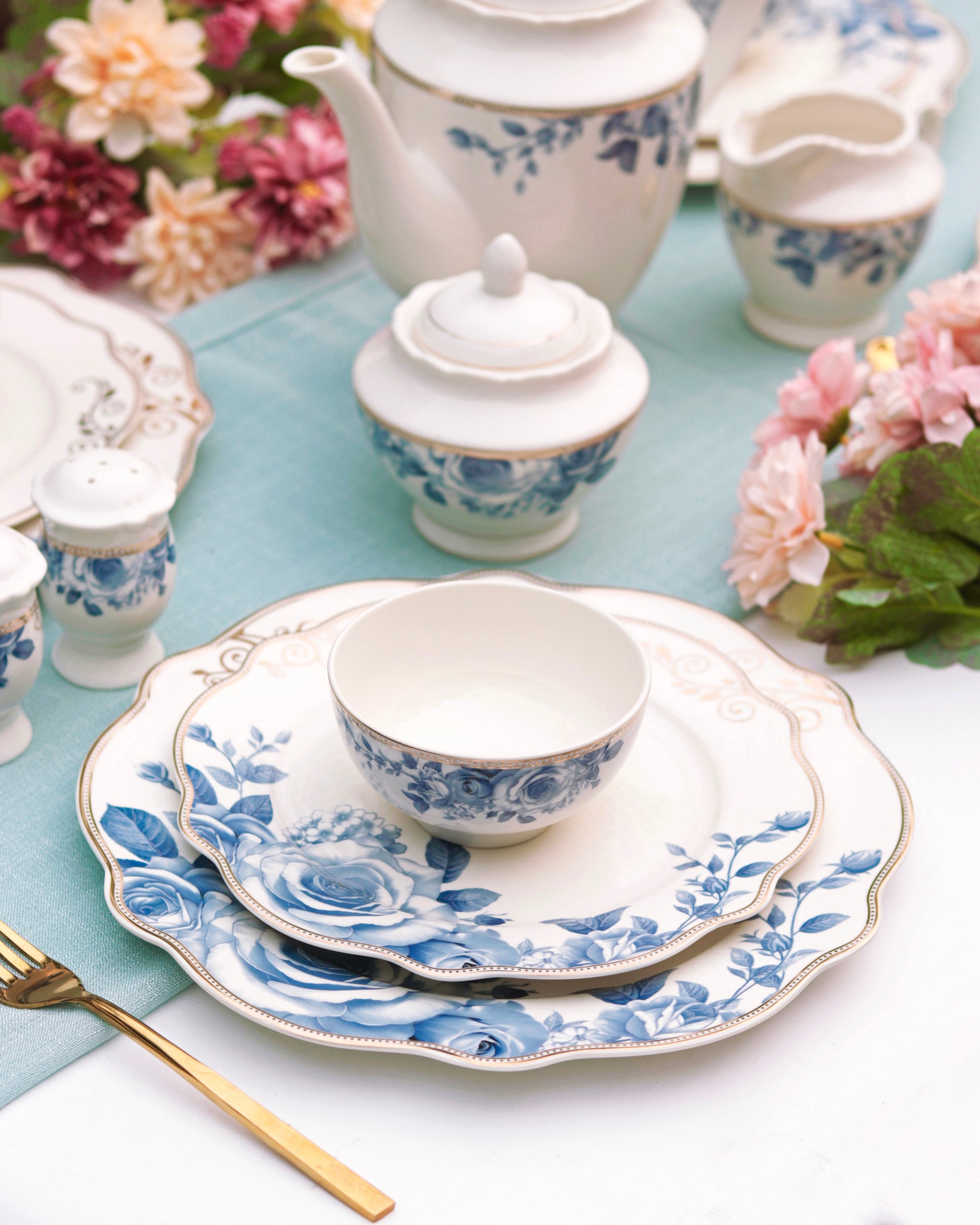 Azure Gold 8" Quarter Plates (Set of 6) - Vigneto