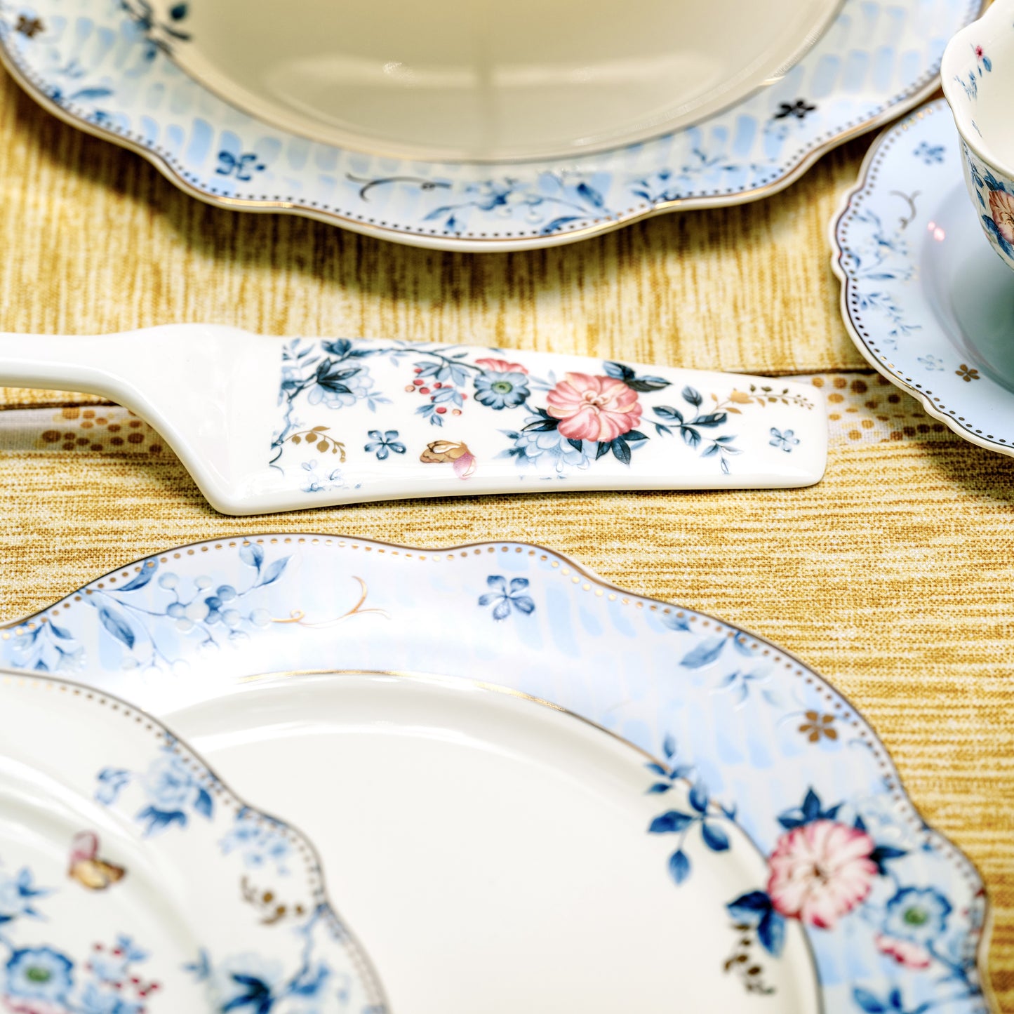 Spring Meadows 8 Pcs Snack Set (1 Serving Plate, 6 Quarter Plates, 1 Server) - Vigneto