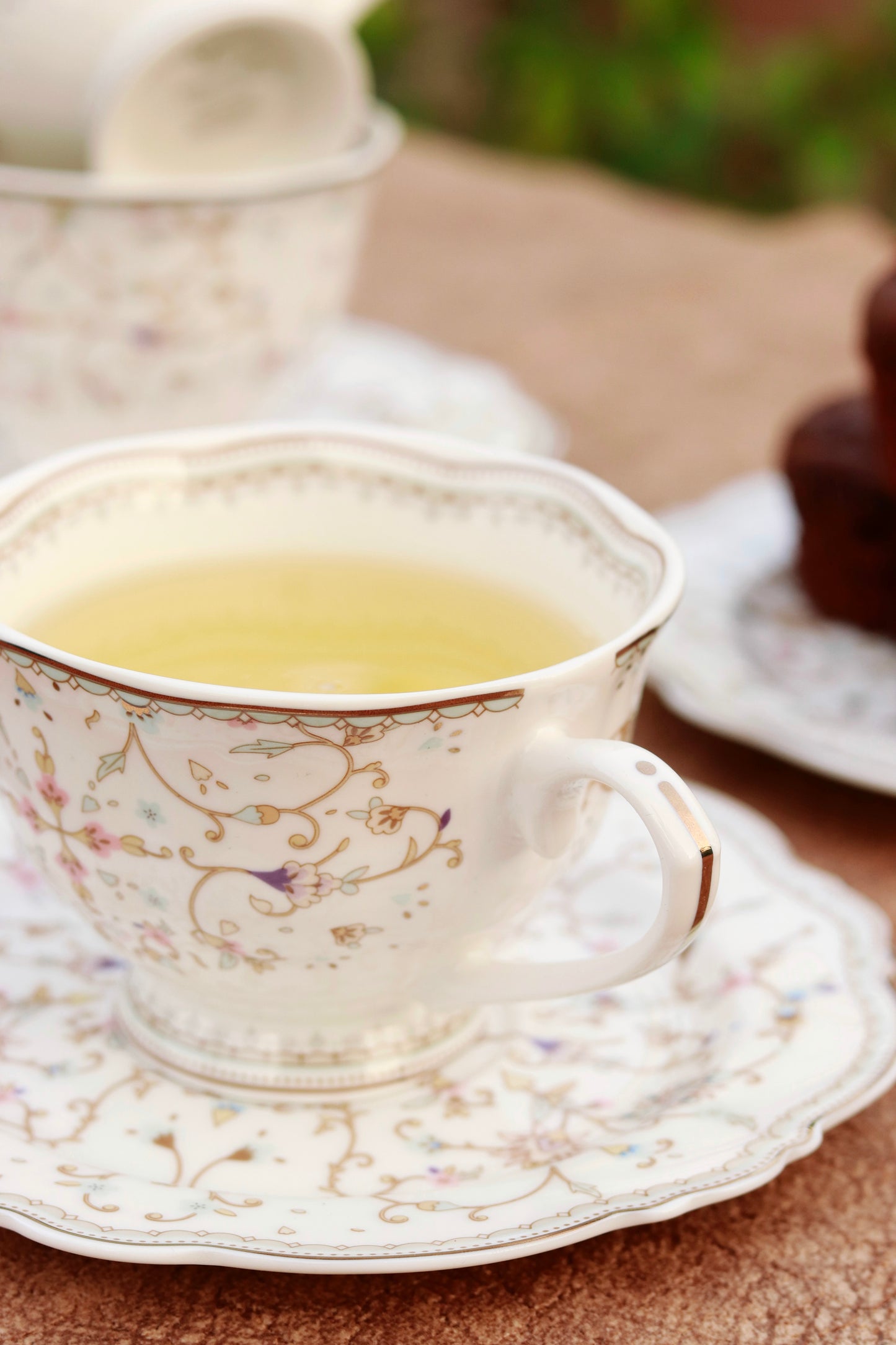 White Pattern Cup and Saucer Set (Vintage Collection, 6 Cups and 6 Saucers) - Vigneto