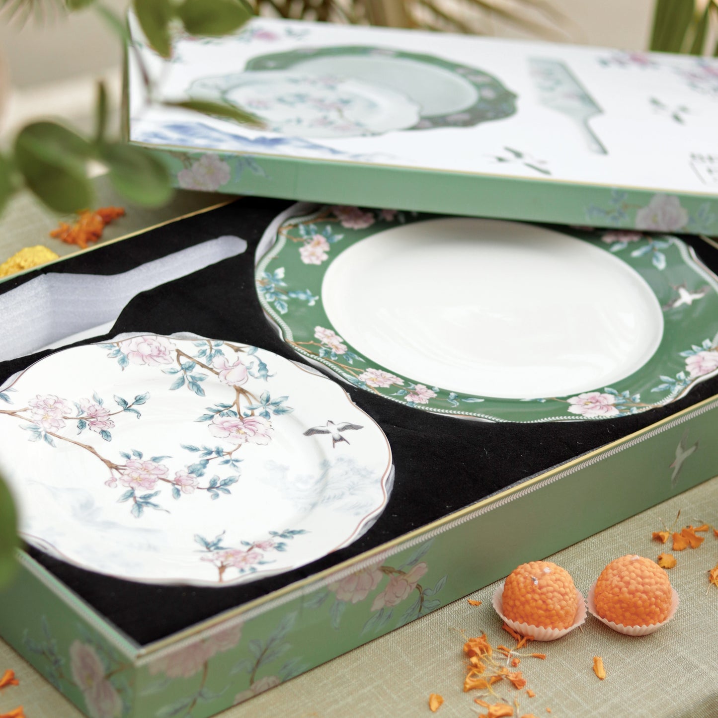 Victorian Green 8 Pcs Snack Set (1 Serving Plate, 6 Quarter Plates, 1 Server) - Vigneto