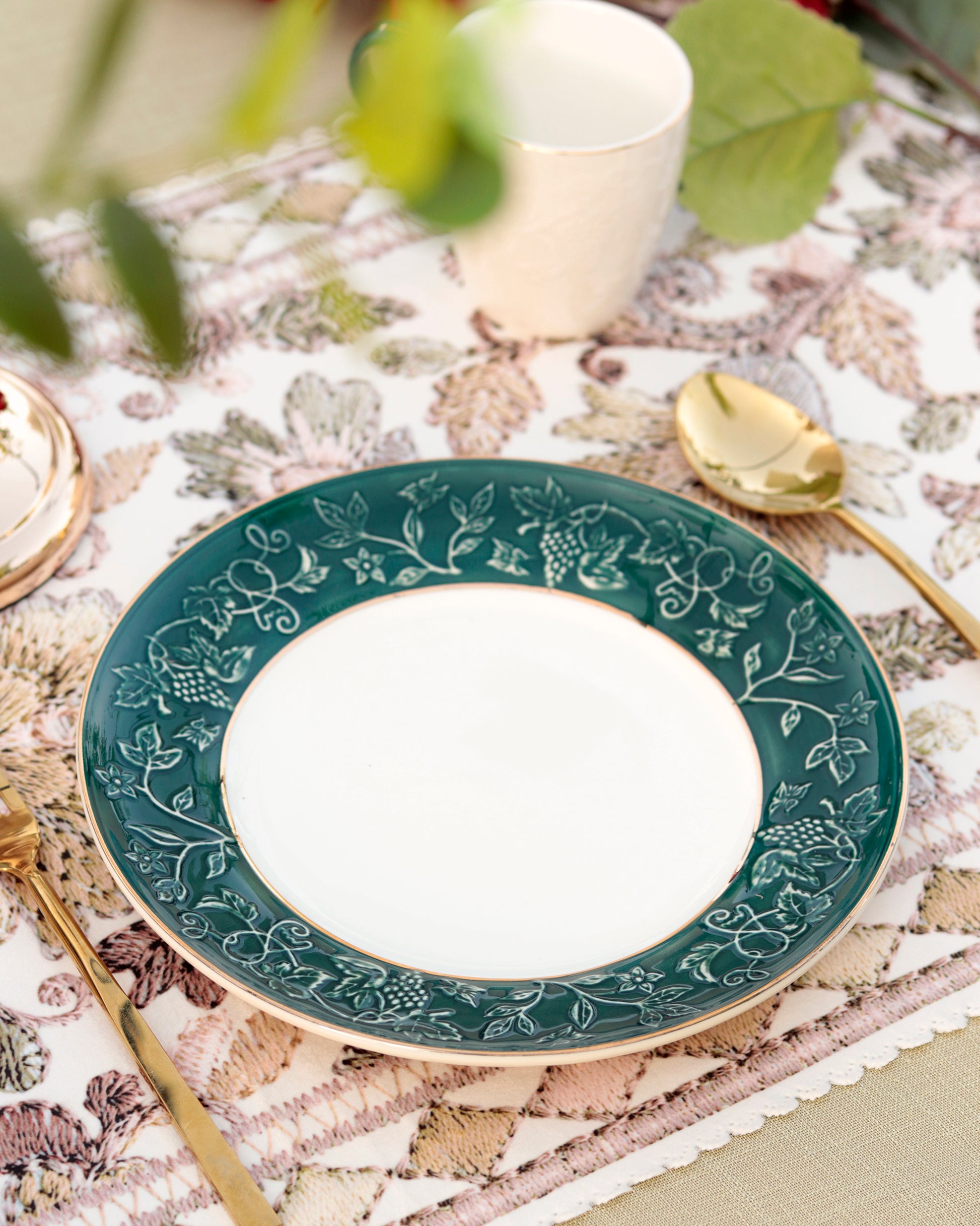 Emerald Green 7 Pcs Plate Set (1 Serving Plate, 6 Quarter Plates) - Vigneto