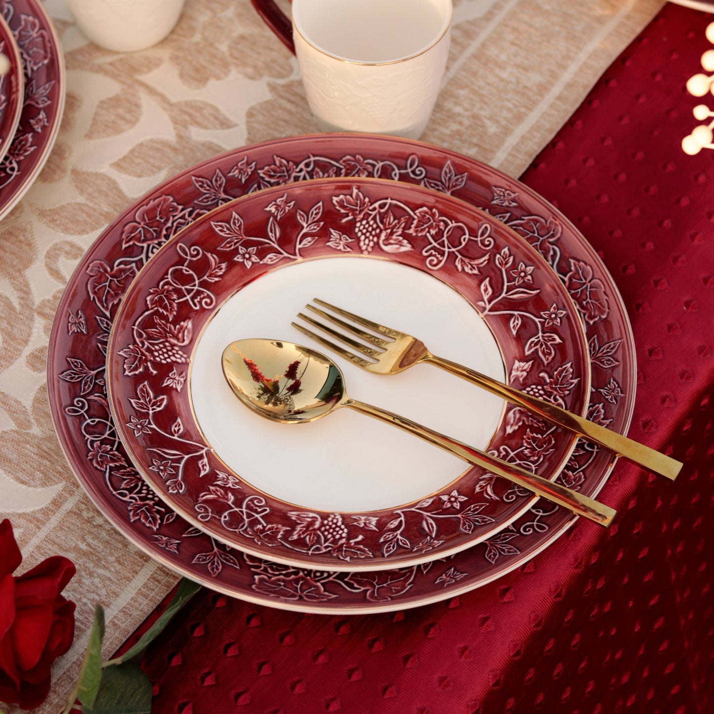 Ruby Red 7 Pcs Plate Set (1 Serving Plate, 6 Quarter Plates) - Vigneto