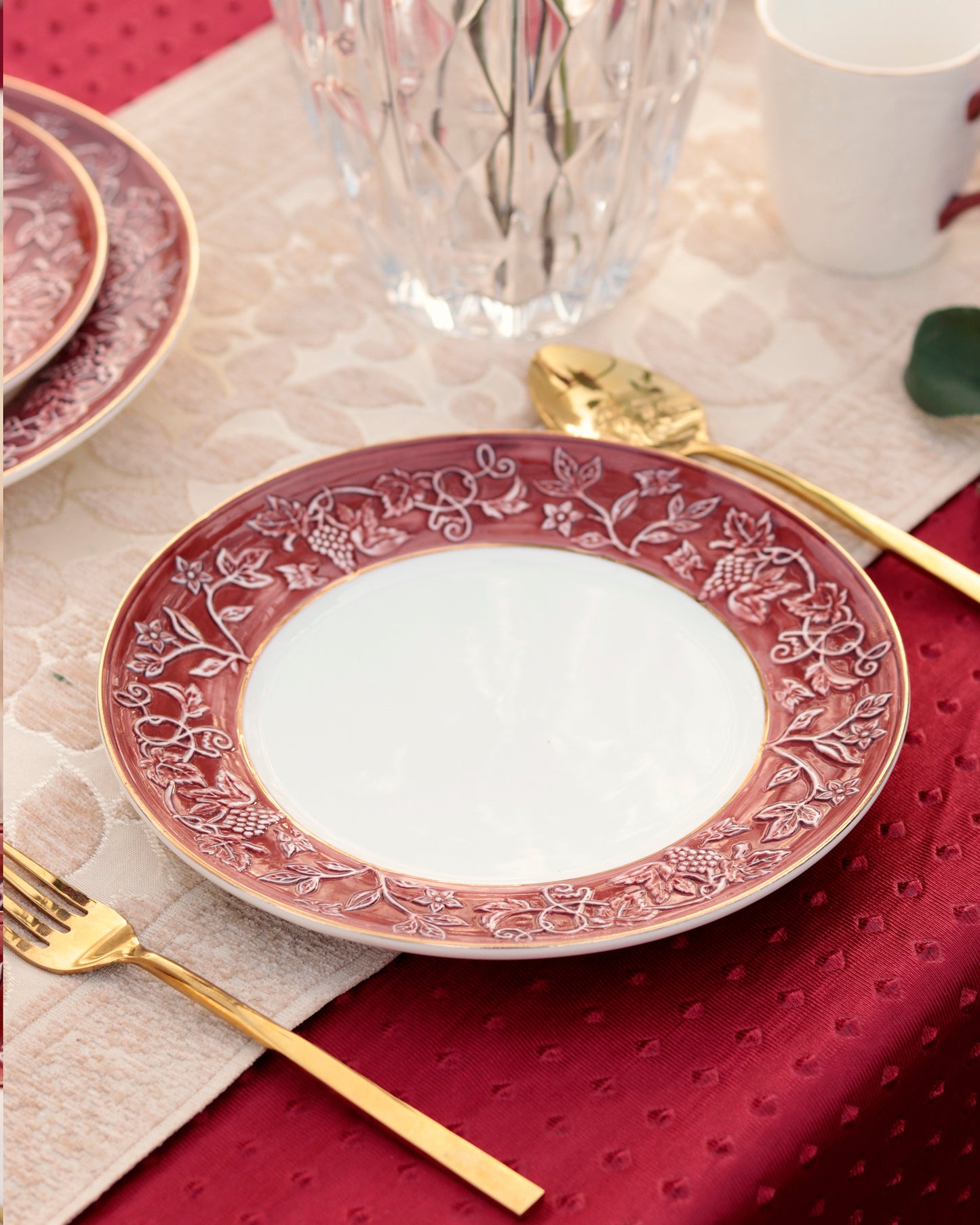 Ruby Red 7 Pcs Plate Set (1 Serving Plate, 6 Quarter Plates) - Vigneto