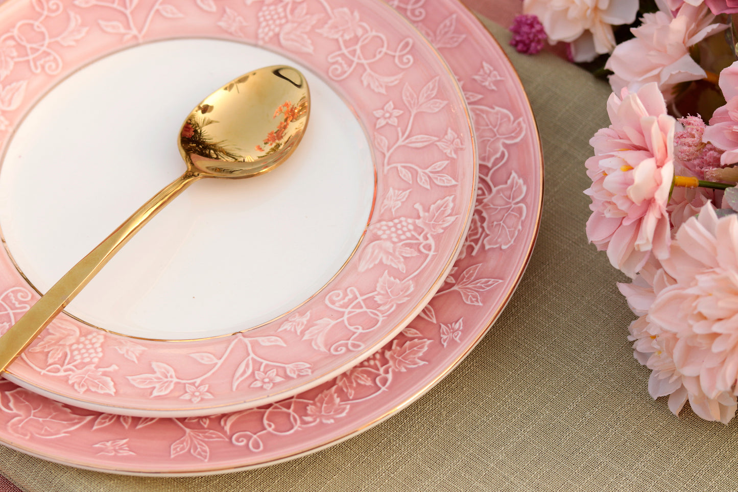 Pink Sapphire 7 Pcs Plate Set (1 Serving Plate, 6 Quarter Plates) - Vigneto