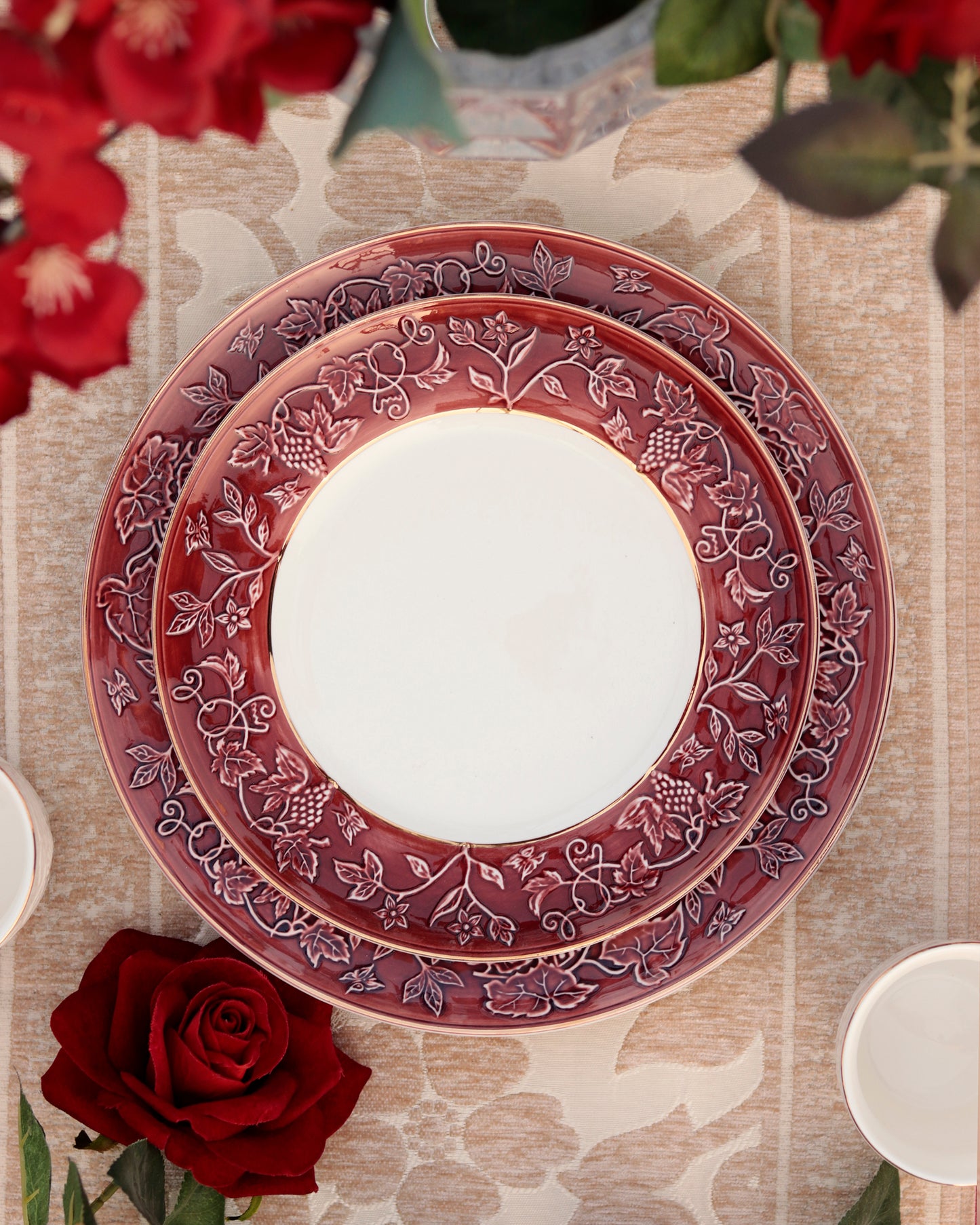 Ruby Red 7 Pcs Plate Set (1 Serving Plate, 6 Quarter Plates) - Vigneto