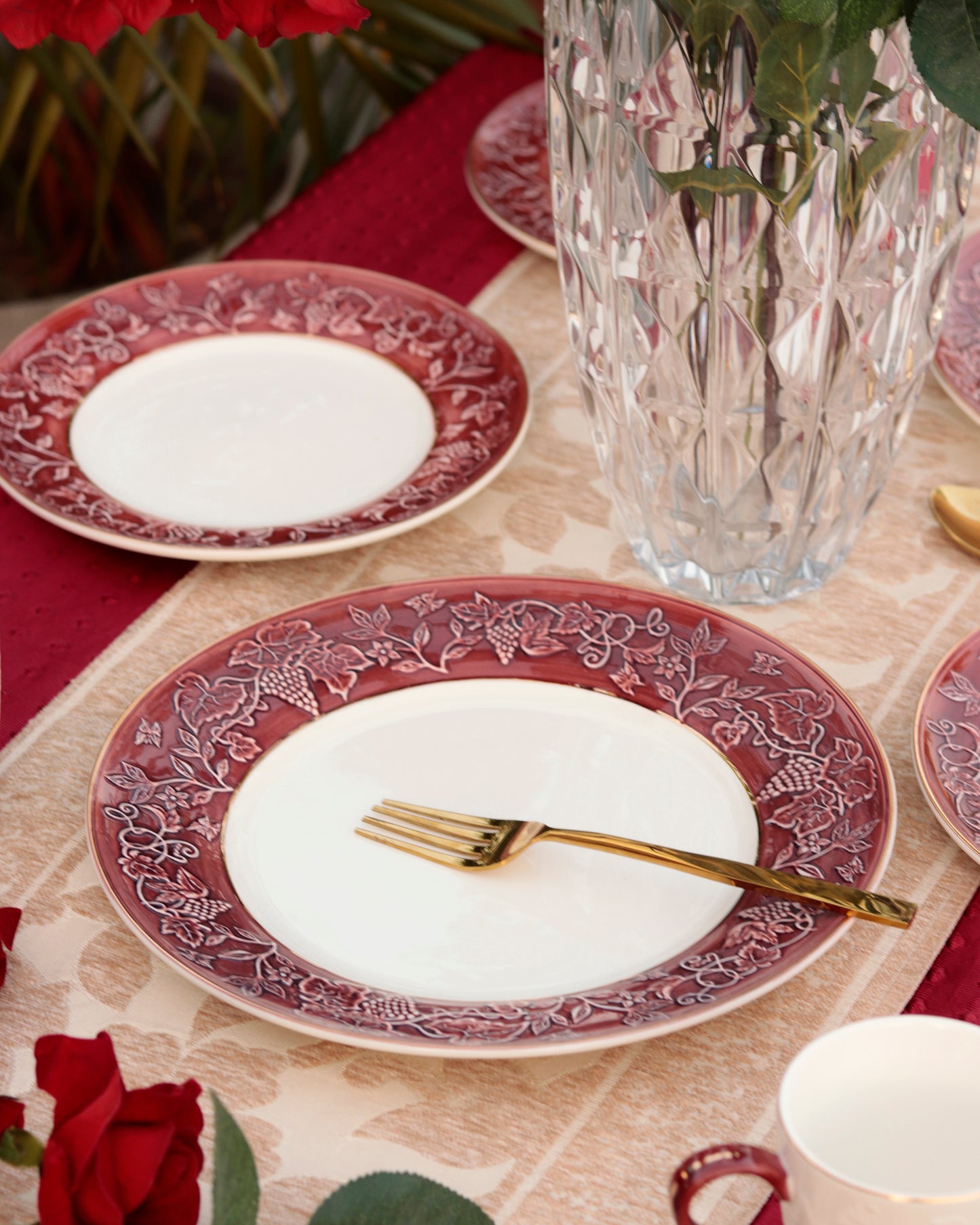 Ruby Red 7 Pcs Plate Set (1 Serving Plate, 6 Quarter Plates) - Vigneto