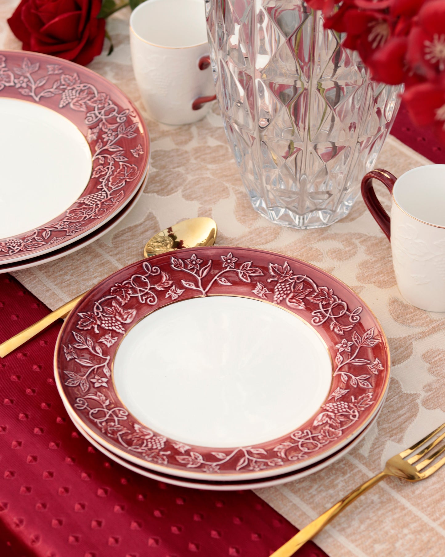 Ruby Red 7 Pcs Plate Set (1 Serving Plate, 6 Quarter Plates) - Vigneto