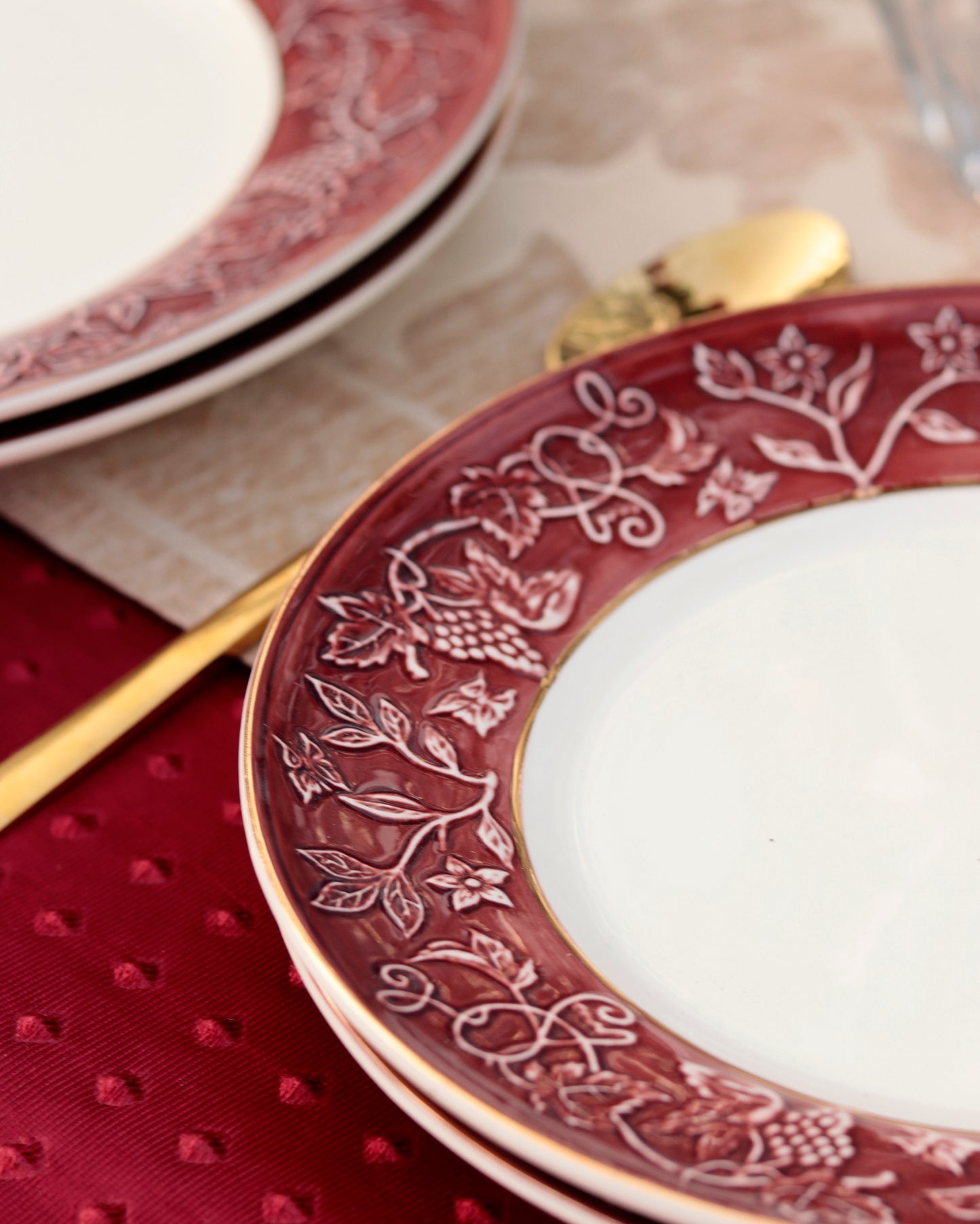 Ruby Red 7 Pcs Plate Set (1 Serving Plate, 6 Quarter Plates) - Vigneto
