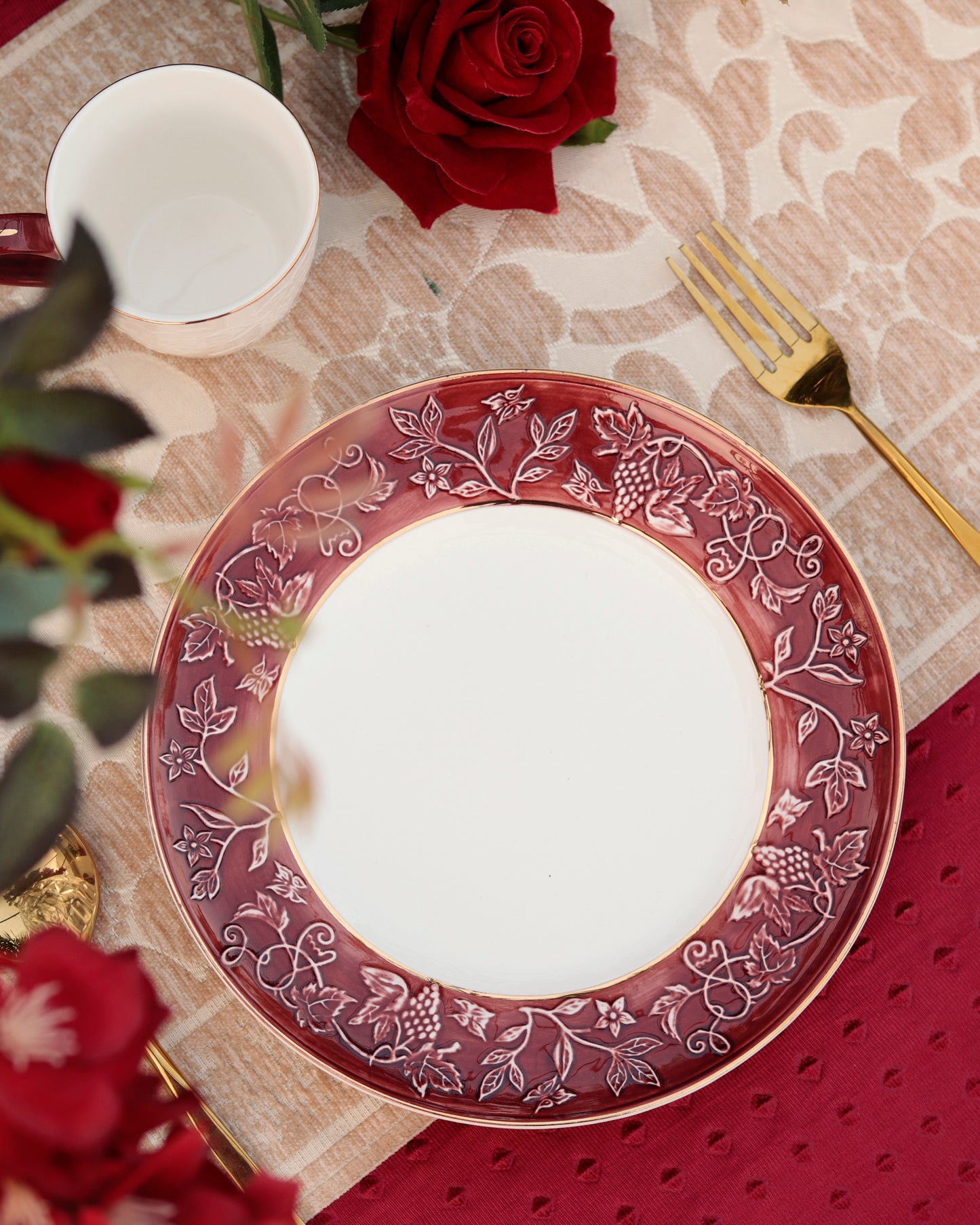 Ruby Red 7 Pcs Plate Set (1 Serving Plate, 6 Quarter Plates) - Vigneto