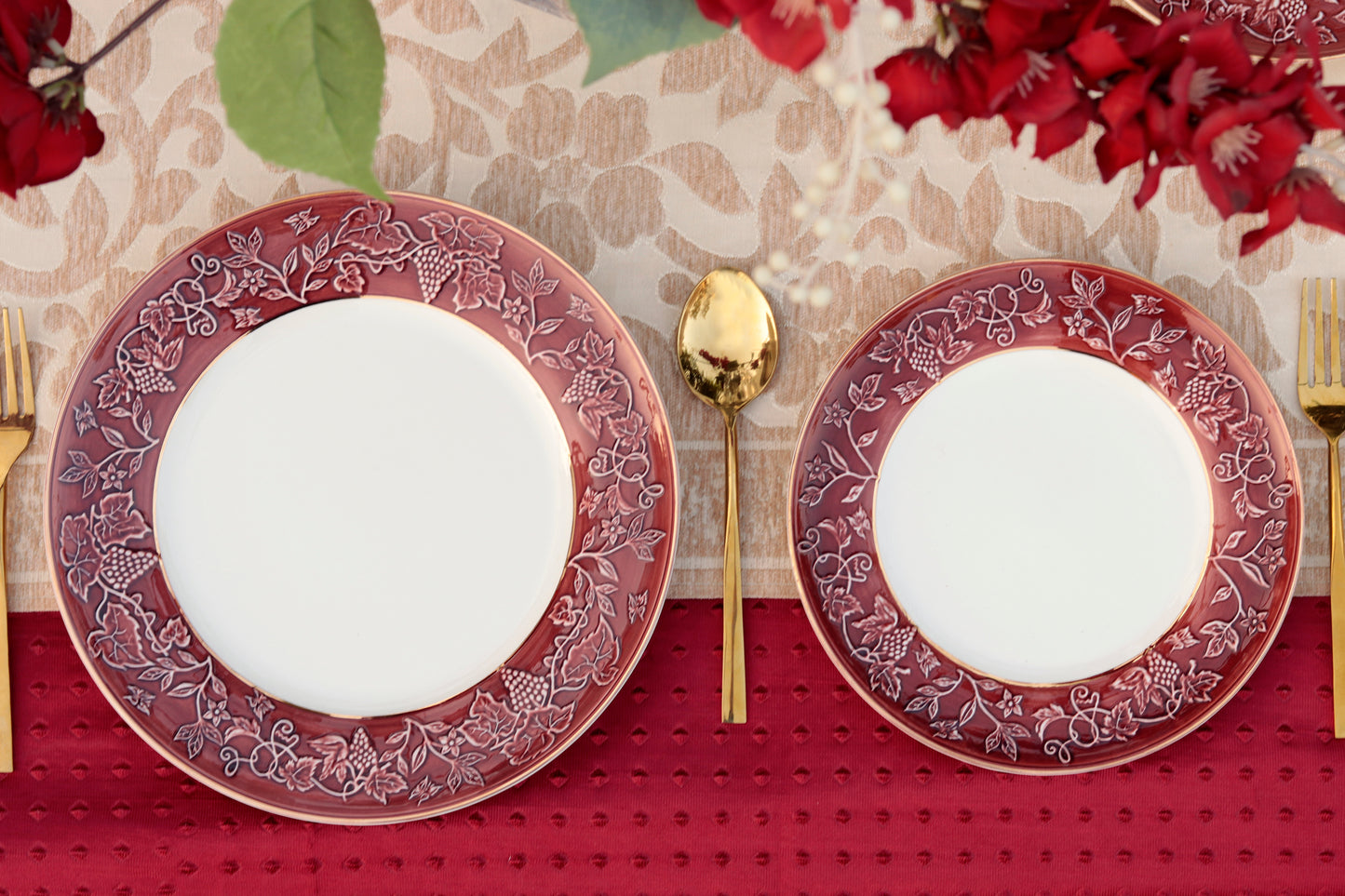 Ruby Red 7 Pcs Plate Set (1 Serving Plate, 6 Quarter Plates) - Vigneto