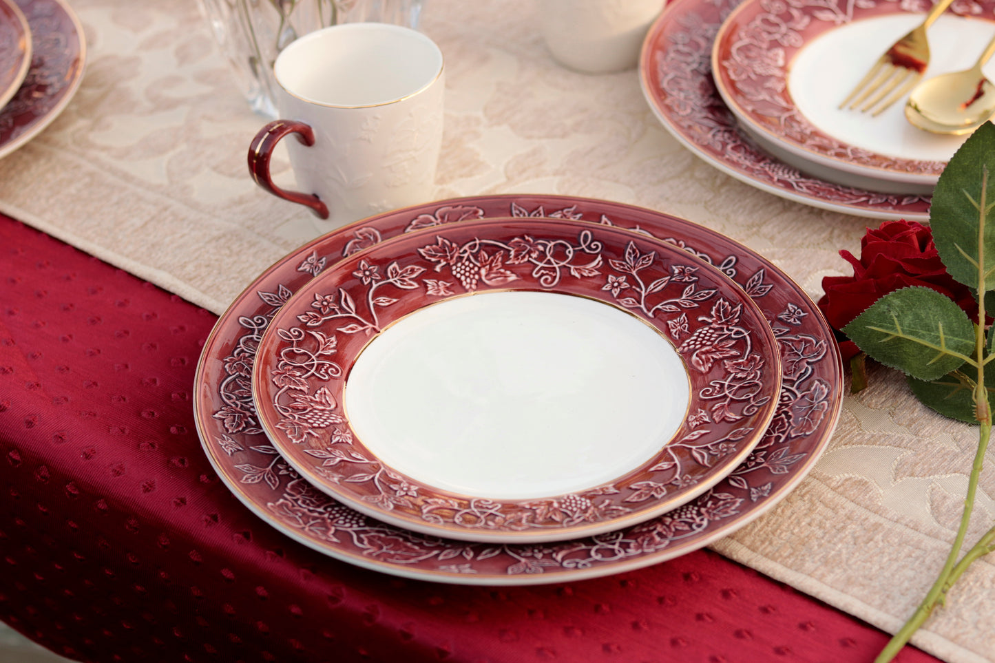 Ruby Red 7 Pcs Plate Set (1 Serving Plate, 6 Quarter Plates) - Vigneto