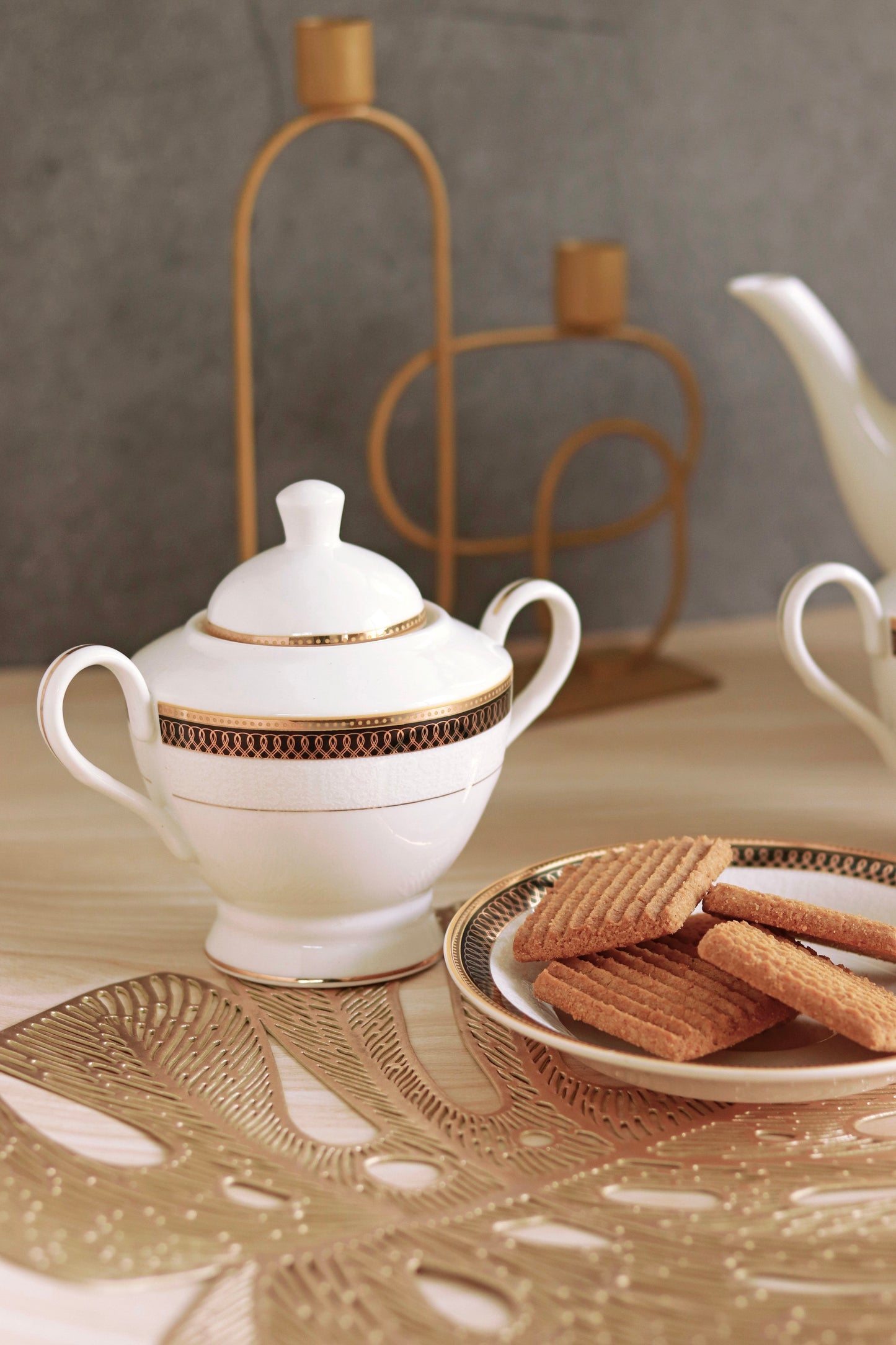 Gold on Black 15 Pcs Tea Set - Vigneto