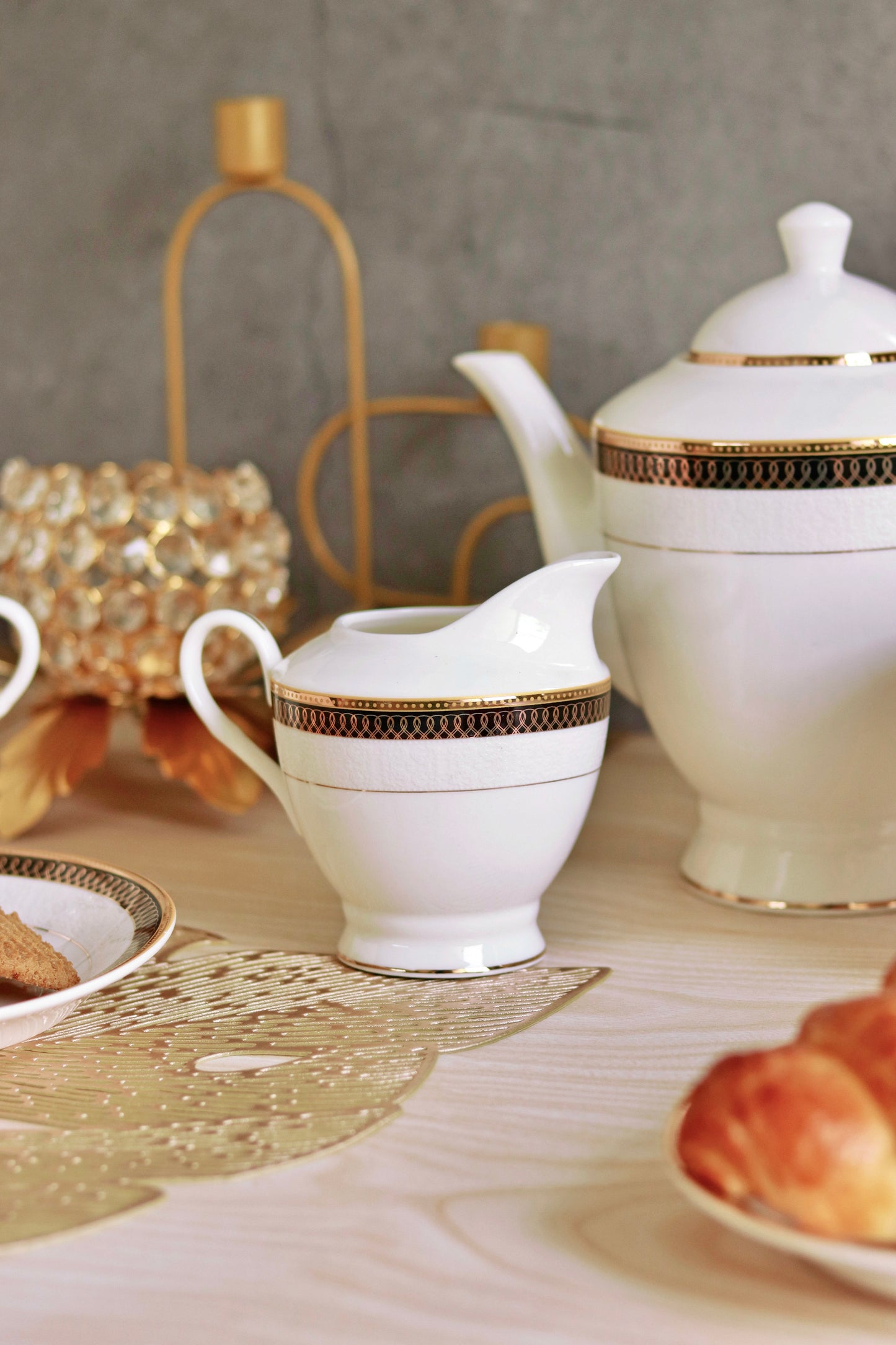 Gold on Black 15 Pcs Tea Set - Vigneto