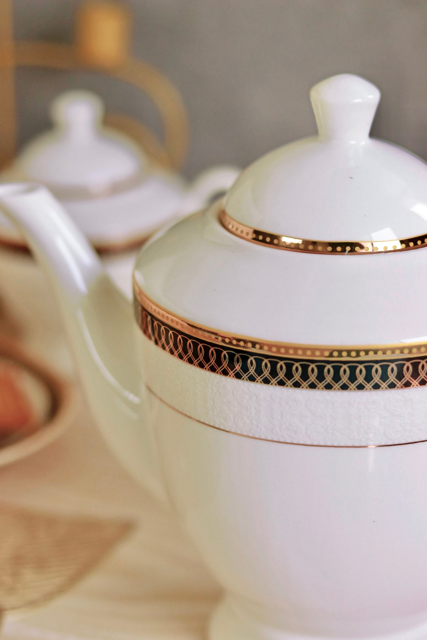Gold on Black 15 Pcs Tea Set - Vigneto