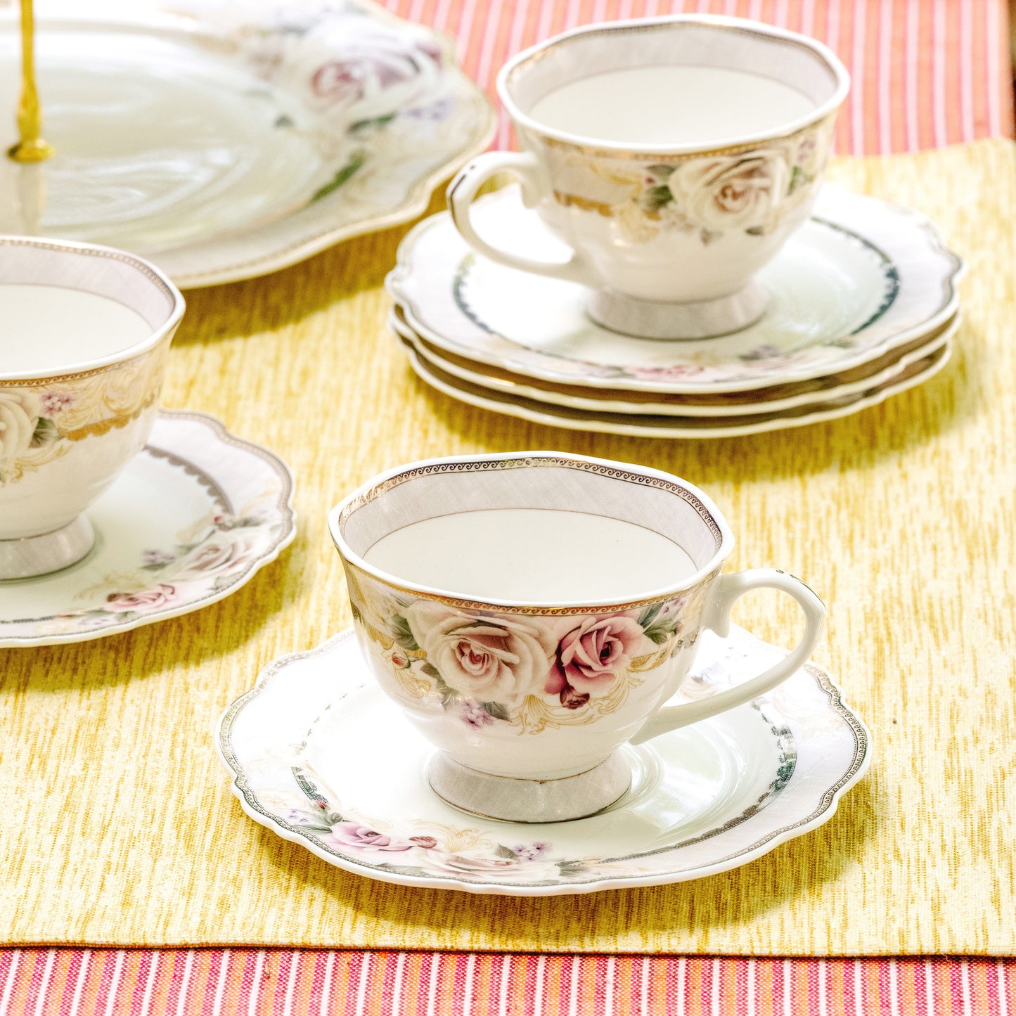 Gold Roses Cup and Saucer Set (Vintage Collection, 6 Cups and 6 Saucers) - Vigneto