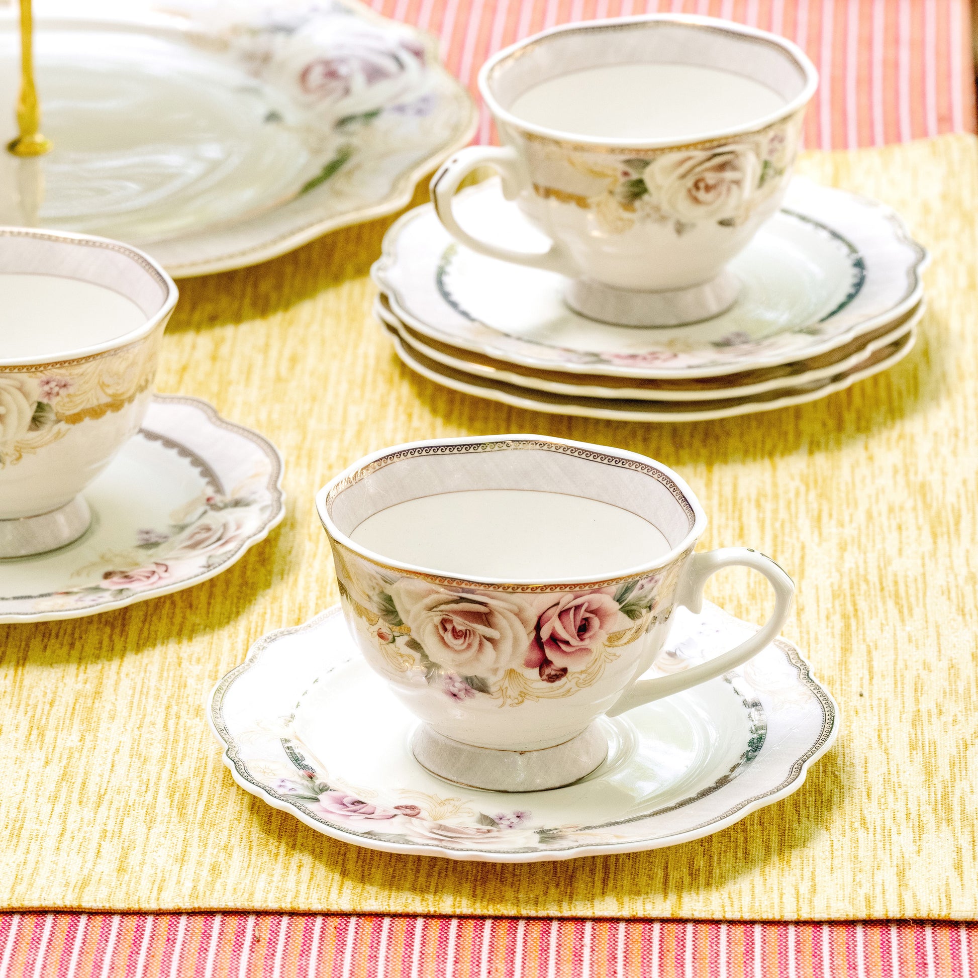 Gold Roses Cup and Saucer Set (Vintage Collection, 6 Cups and 6 Saucers) - Vigneto