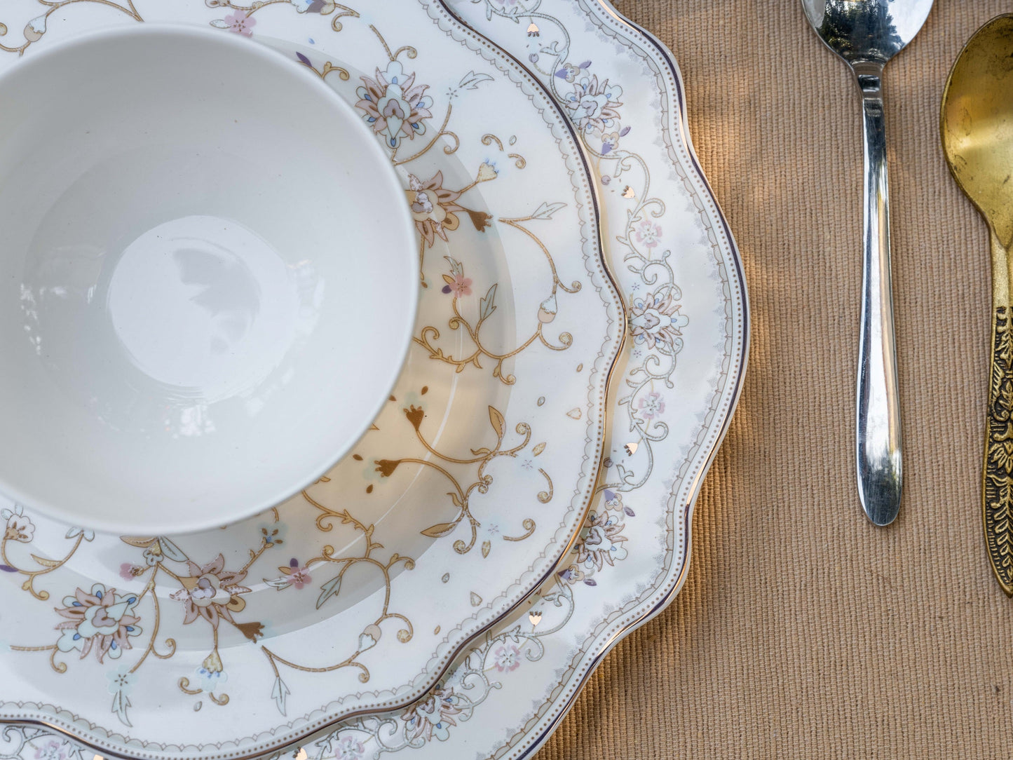 White Pattern 36 Pcs Dinner Set - Vigneto