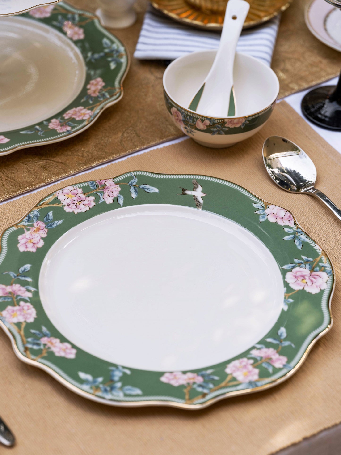 Victorian Green 36 Pcs Dinner Set - Vigneto