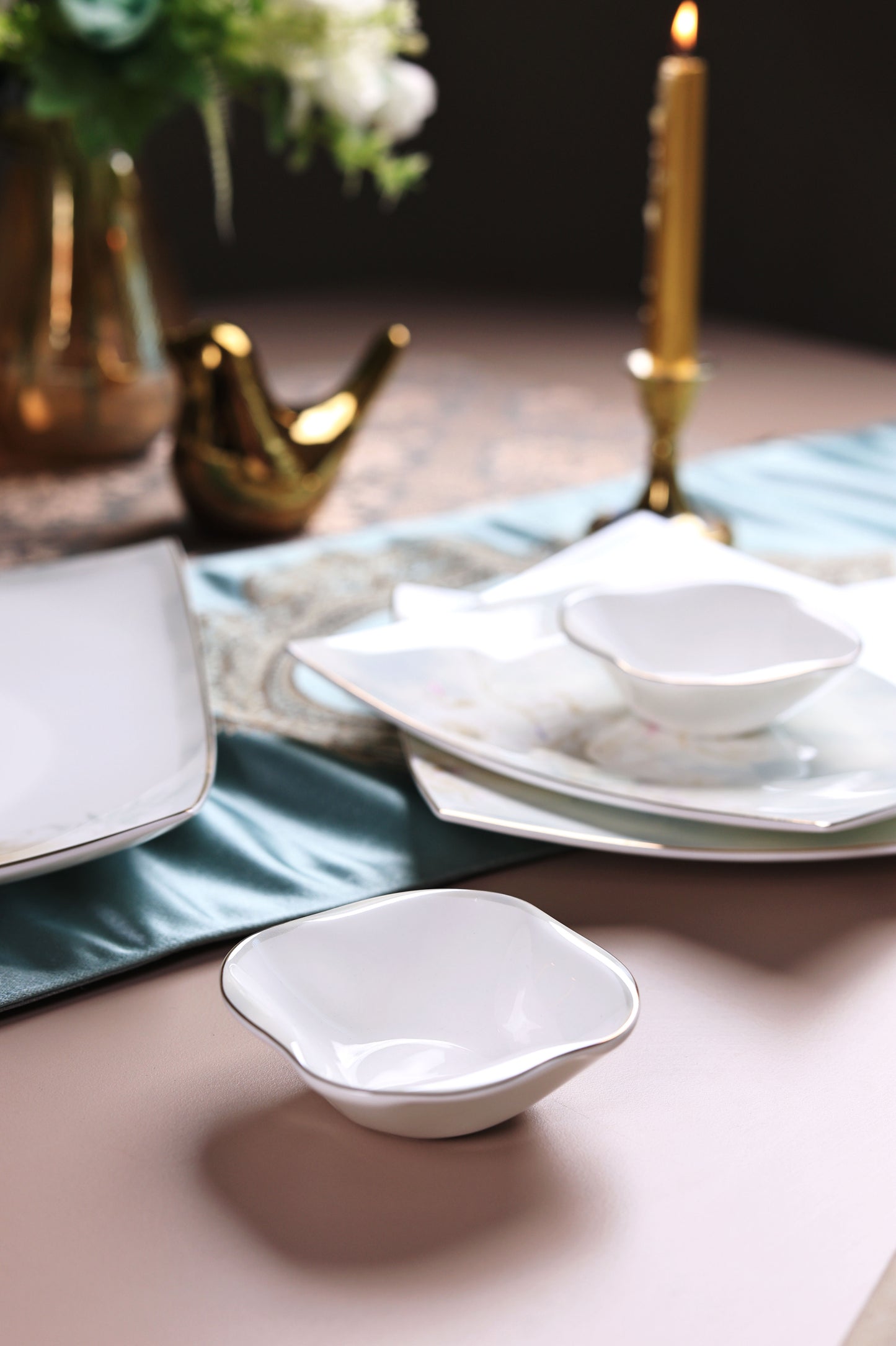 Sage Blume 10 Pcs Snack Set (2 Serving Plates, 6 Quarter Plates, 2 Dip Bowls) - Vigneto