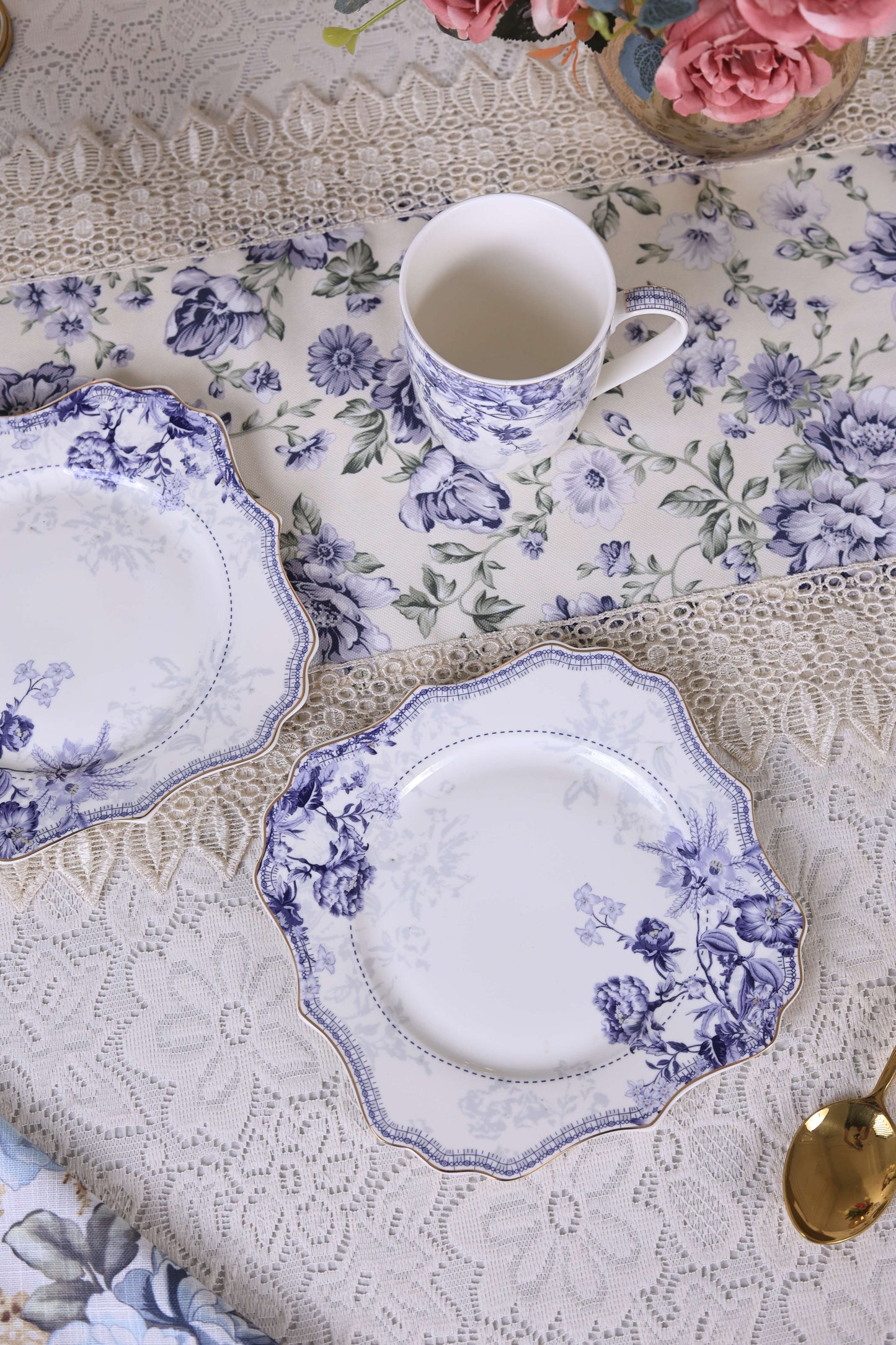 Jardin de Jouy Coffee Mugs with Snack Plates (4 Mugs and 4 Snack Plates)