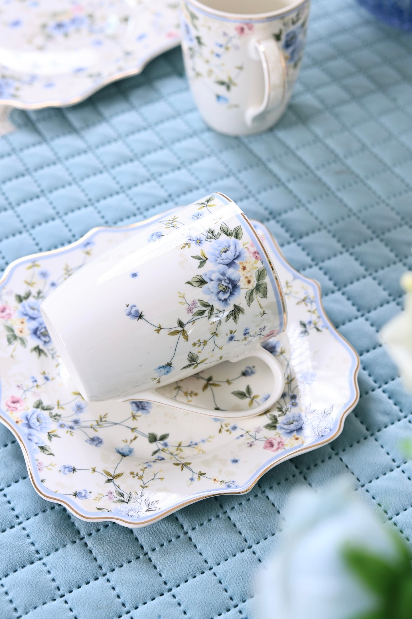 Yorkshire Bloom Coffee Mugs with Snack Plates (4 Mugs and 4 Snack Plates) - Vigneto
