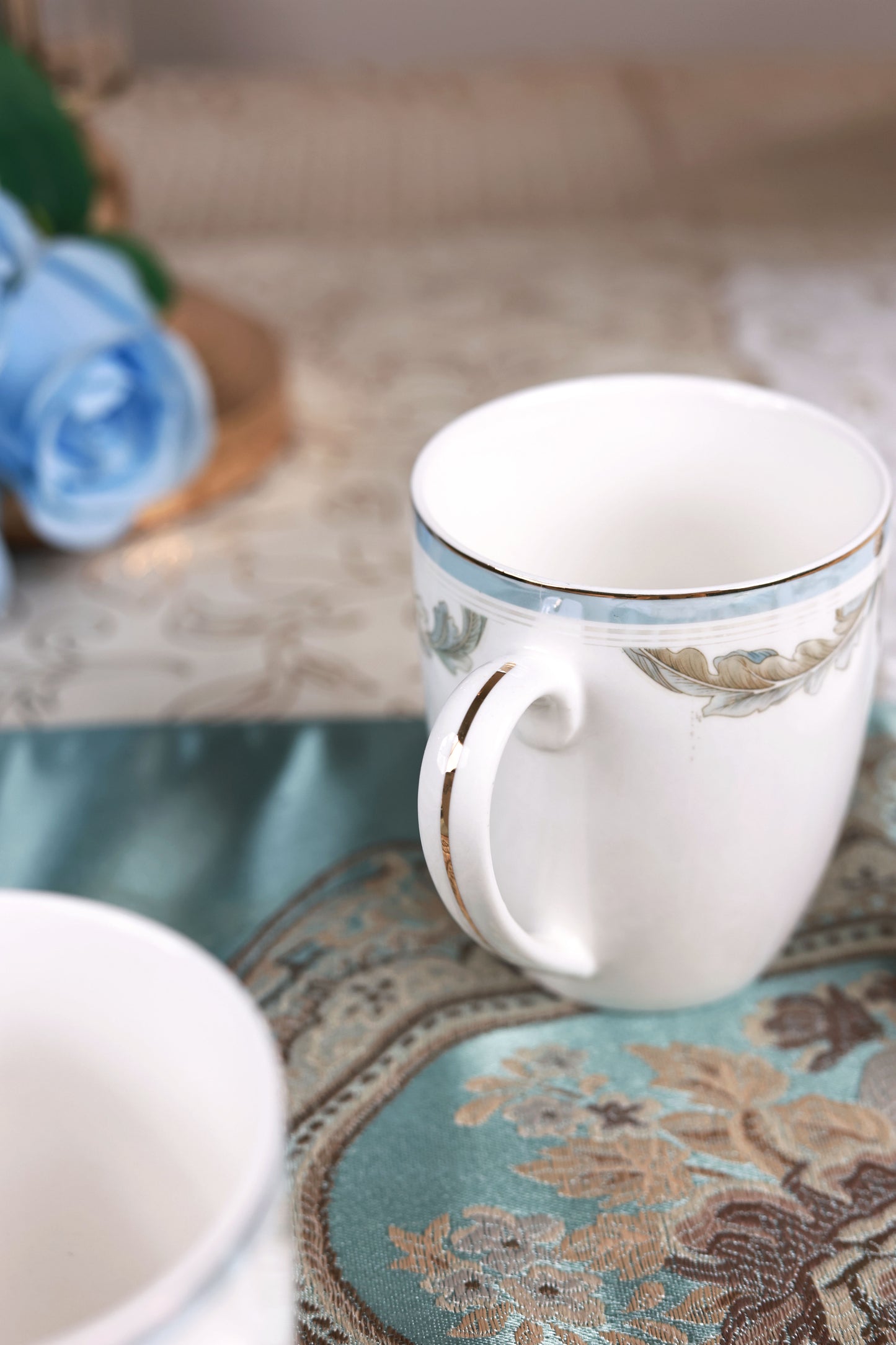 Oriental Blume 6 Pcs Coffee & Platter Set (4 Mugs, 1 Square Platter, 1 Snack Platter) - Vigneto