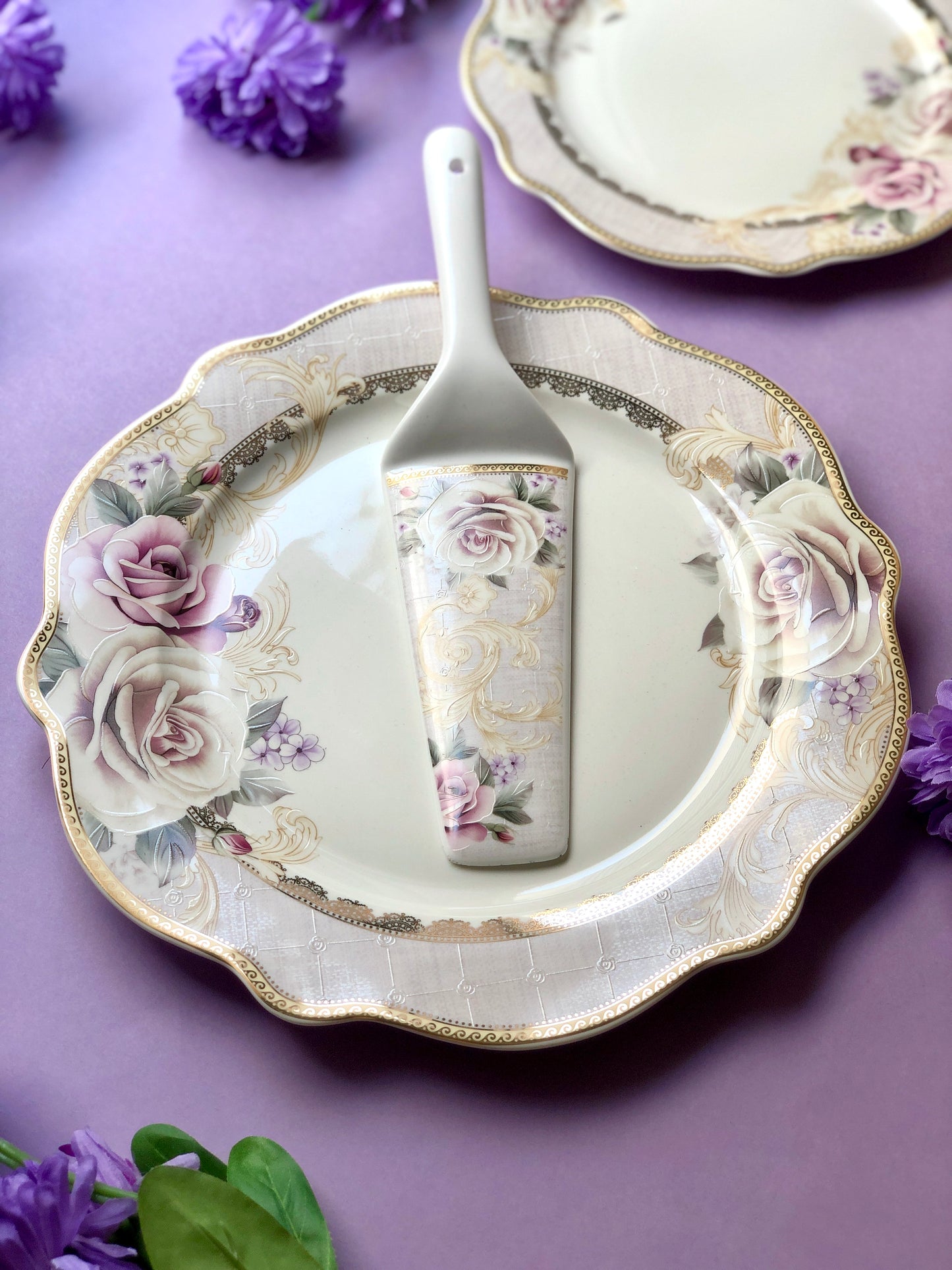 Gold Roses 8 Pcs Snack Set (1 Serving Plate, 6 Quarter Plates, 1 Server) - Vigneto