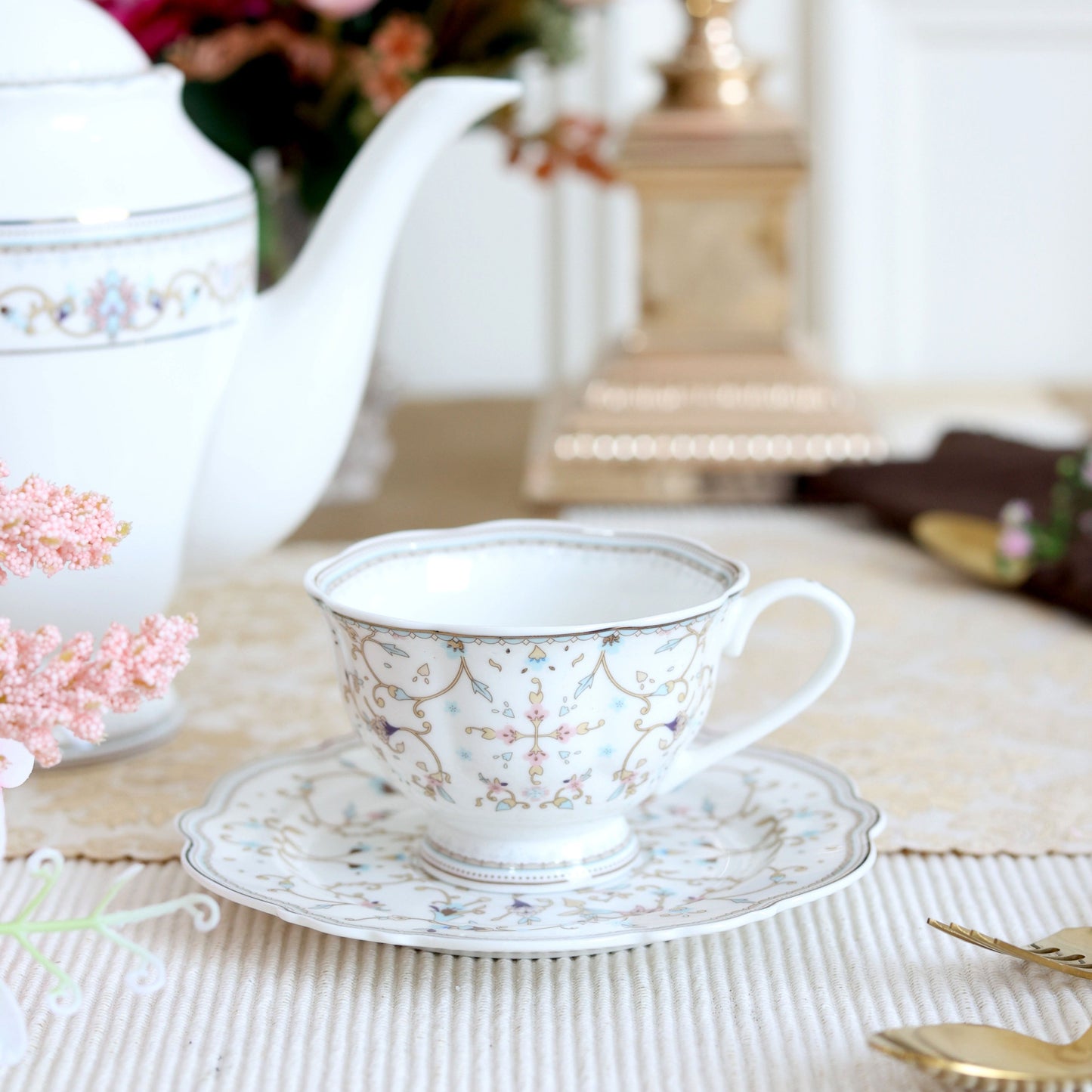 White Pattern Cup and Saucer Set (Vintage Collection, 6 Cups and 6 Saucers) - Vigneto