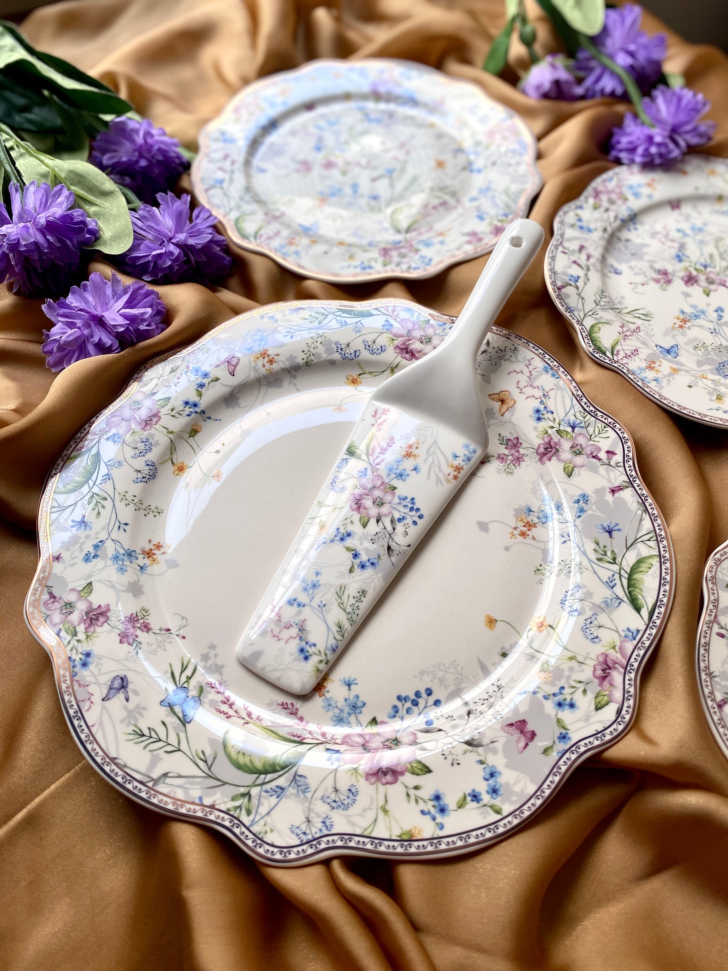 Flower Bed Snack Set (1 Serving Plate, 6 Quarter Plates, 1 Server) - Vigneto