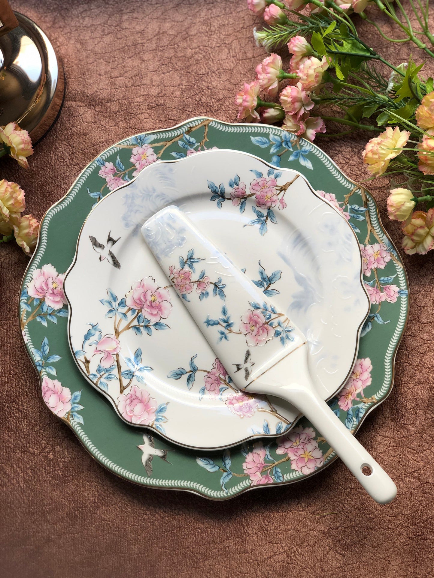 Victorian Green Snack Set (1 Serving Plate, 6 Quarter Plates, 1 Server) - Vigneto