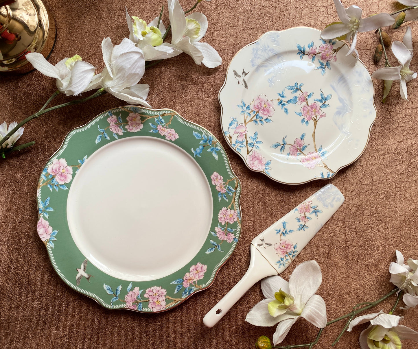 Victorian Green Snack Set (1 Serving Plate, 6 Quarter Plates, 1 Server) - Vigneto