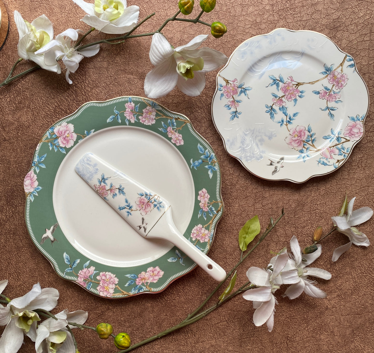 Victorian Green Snack Set (1 Serving Plate, 6 Quarter Plates, 1 Server) - Vigneto