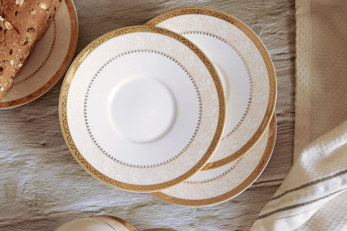 Crème Gold 18 Pcs Soup Set (6 Soup Bowls, 6 Soup Spoons, 6 Soup Plates) - Vigneto