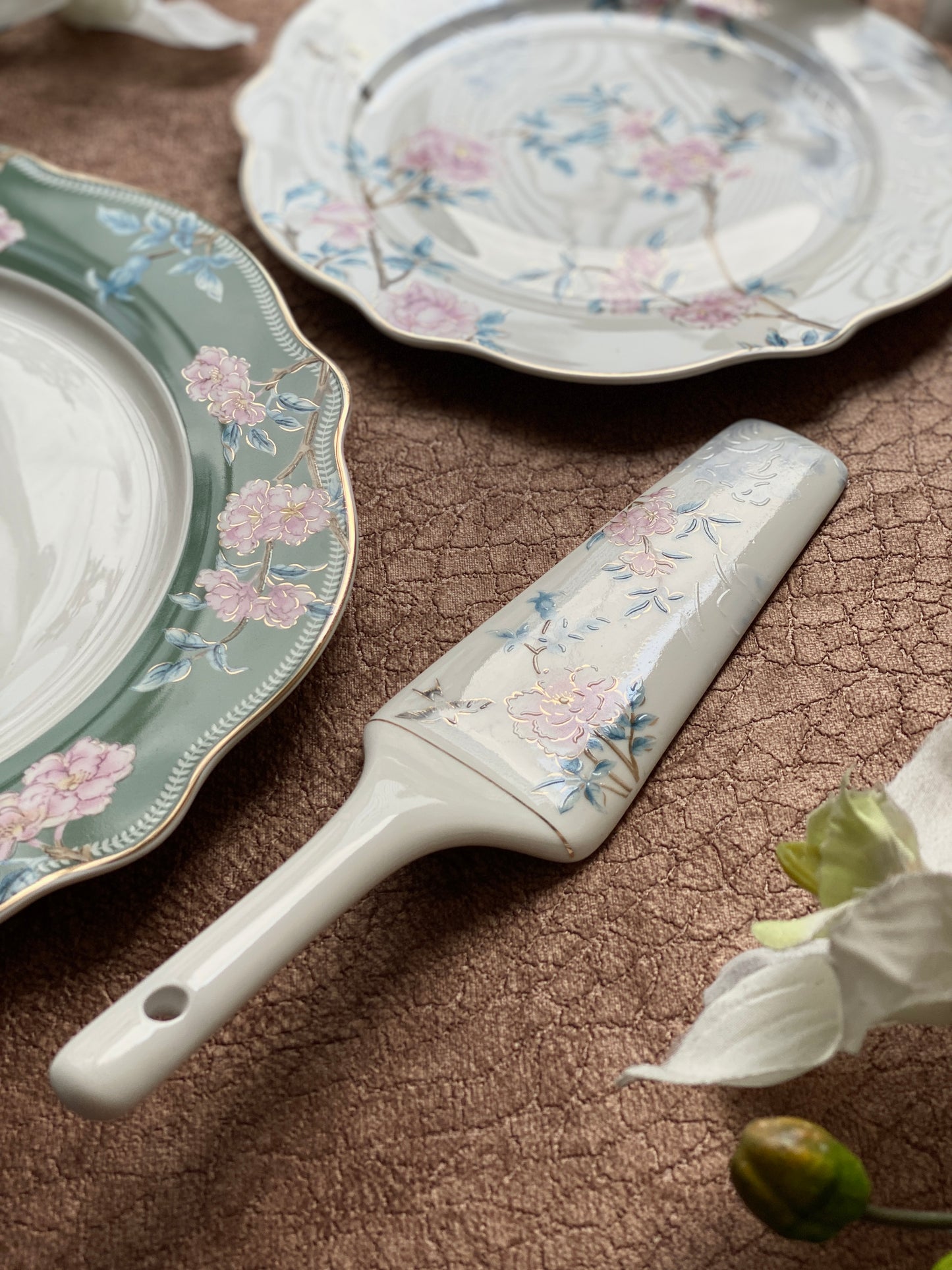 Victorian Green Snack Set (1 Serving Plate, 6 Quarter Plates, 1 Server) - Vigneto