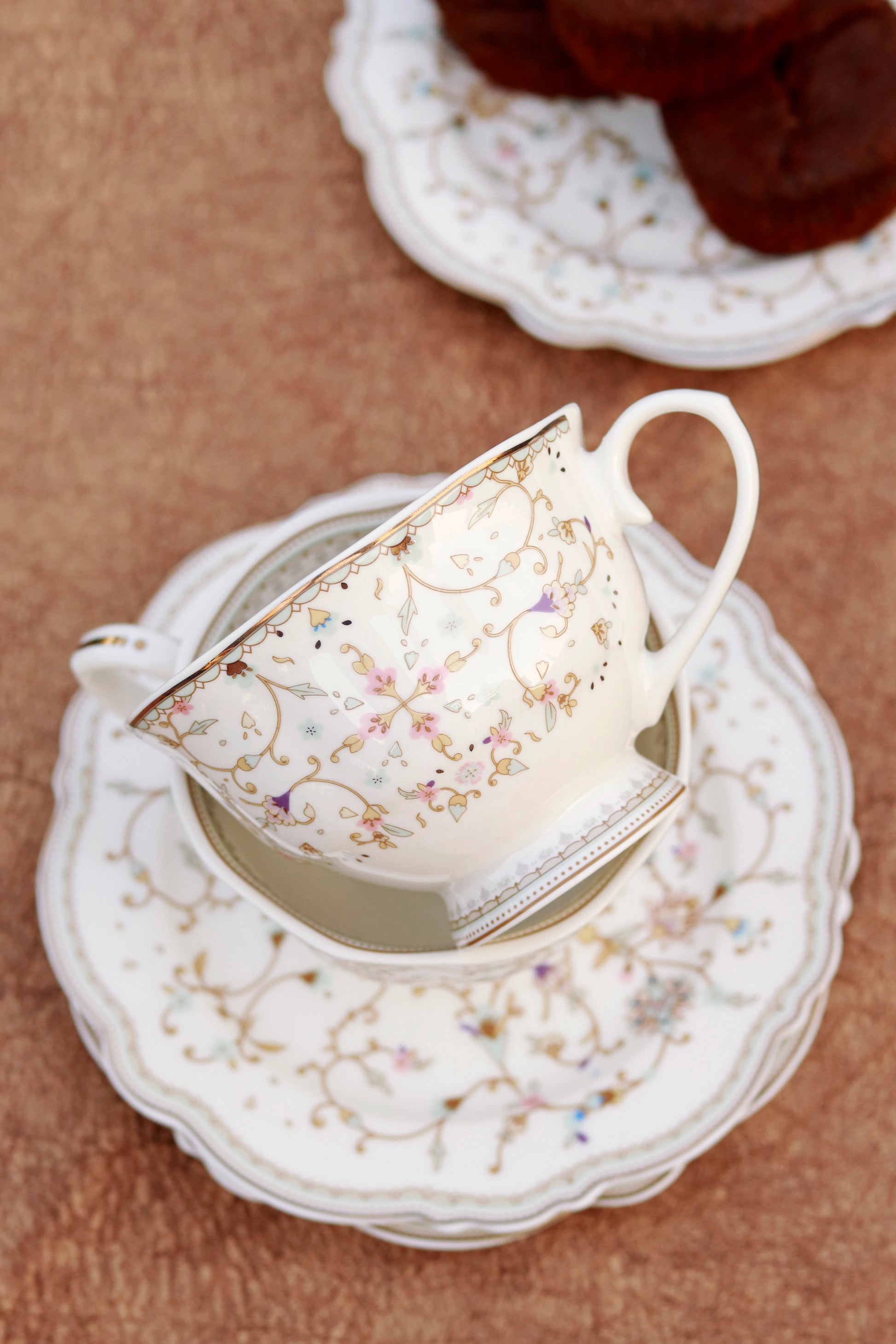 White Pattern Cup and Saucer Set (Vintage Collection, 6 Cups and 6 Saucers) - Vigneto