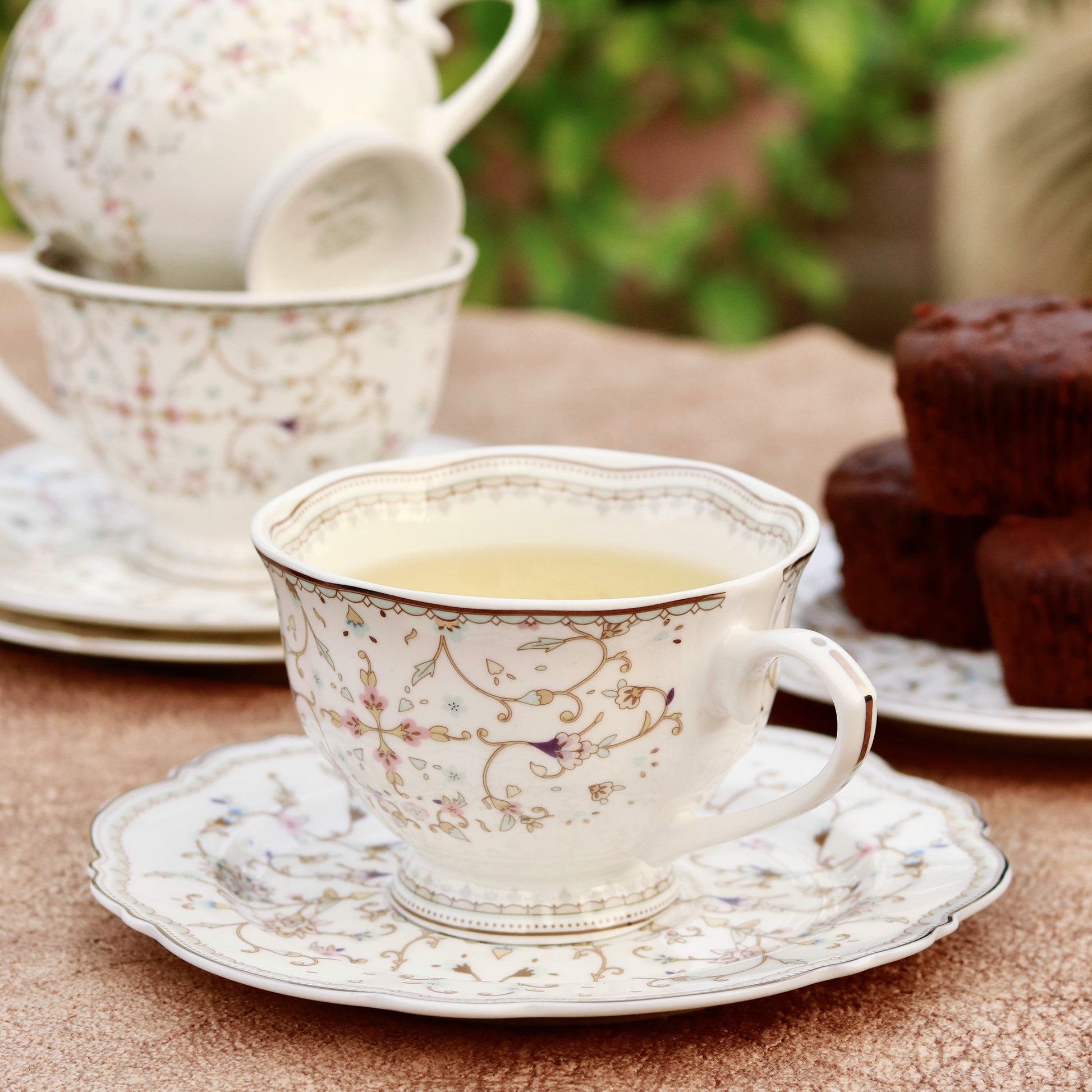 White Pattern Cup and Saucer Set (Vintage Collection, 6 Cups and 6 Saucers) - Vigneto