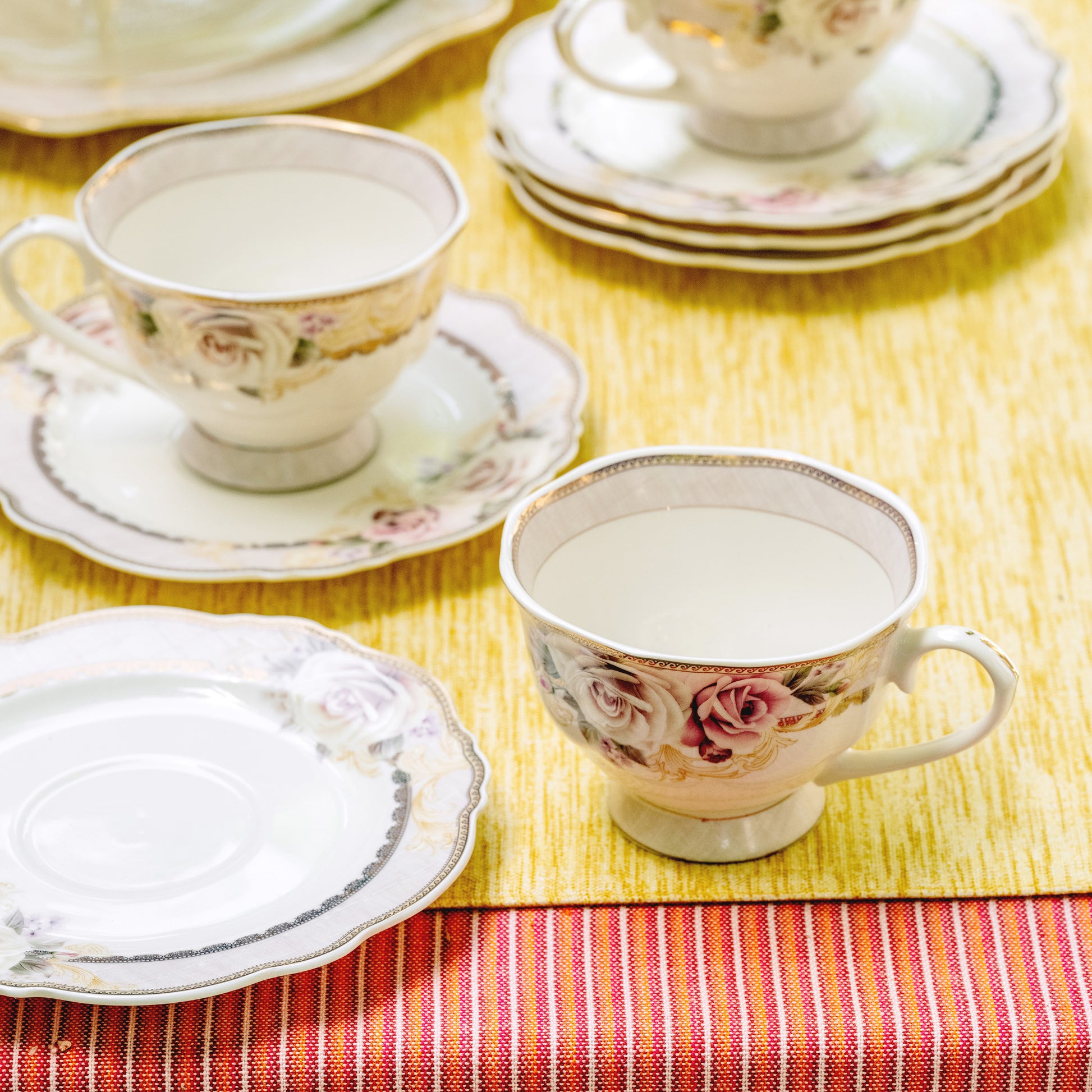 Gold Roses Cup and Saucer Set (Vintage Collection, 6 Cups and 6 Saucers) - Vigneto