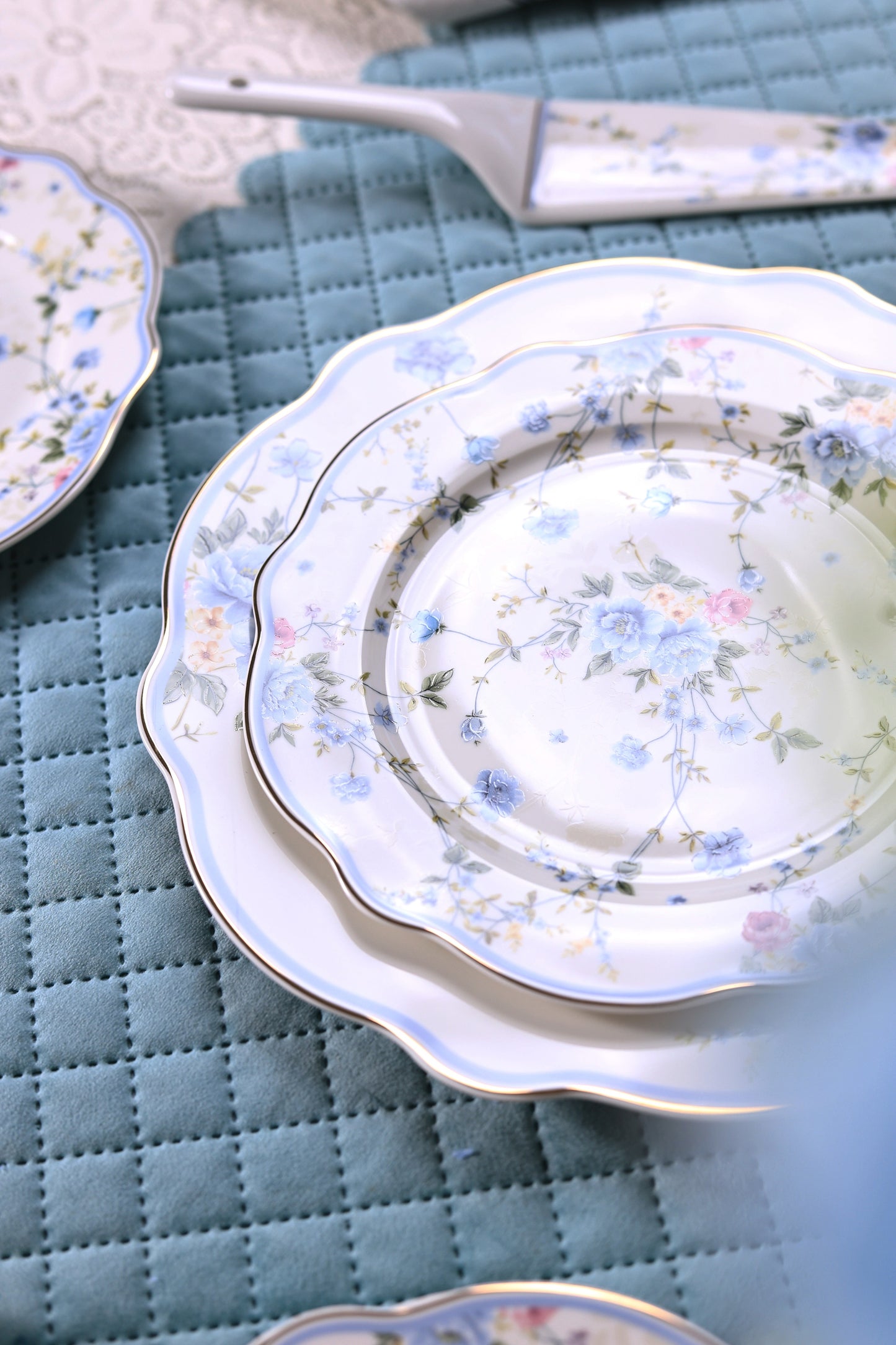 Yorkshire Bloom 8 Pcs Snack Set (1 Serving Plate, 6 Quarter Plates, 1 Server)