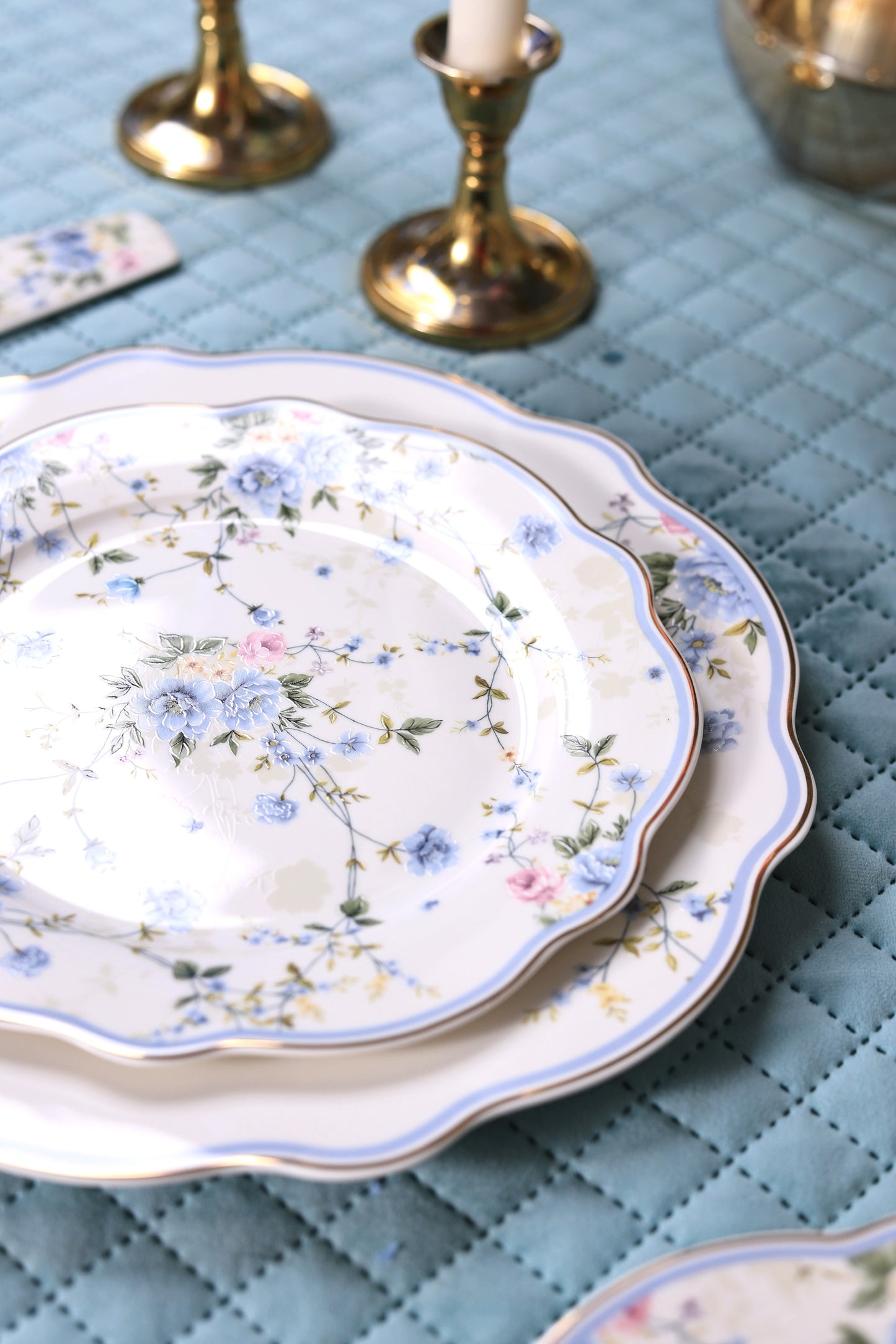 Yorkshire Bloom 8 Pcs Snack Set (1 Serving Plate, 6 Quarter Plates, 1 Server)