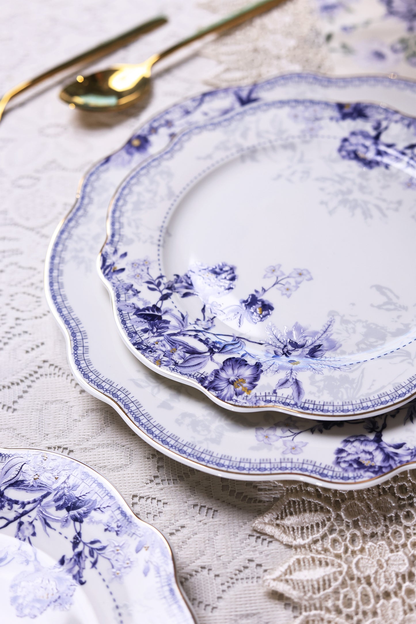 Jardin de Jouy 8 Pcs Snack Set (1 Serving Plate, 6 Quarter Plates, 1 Server) - Vigneto