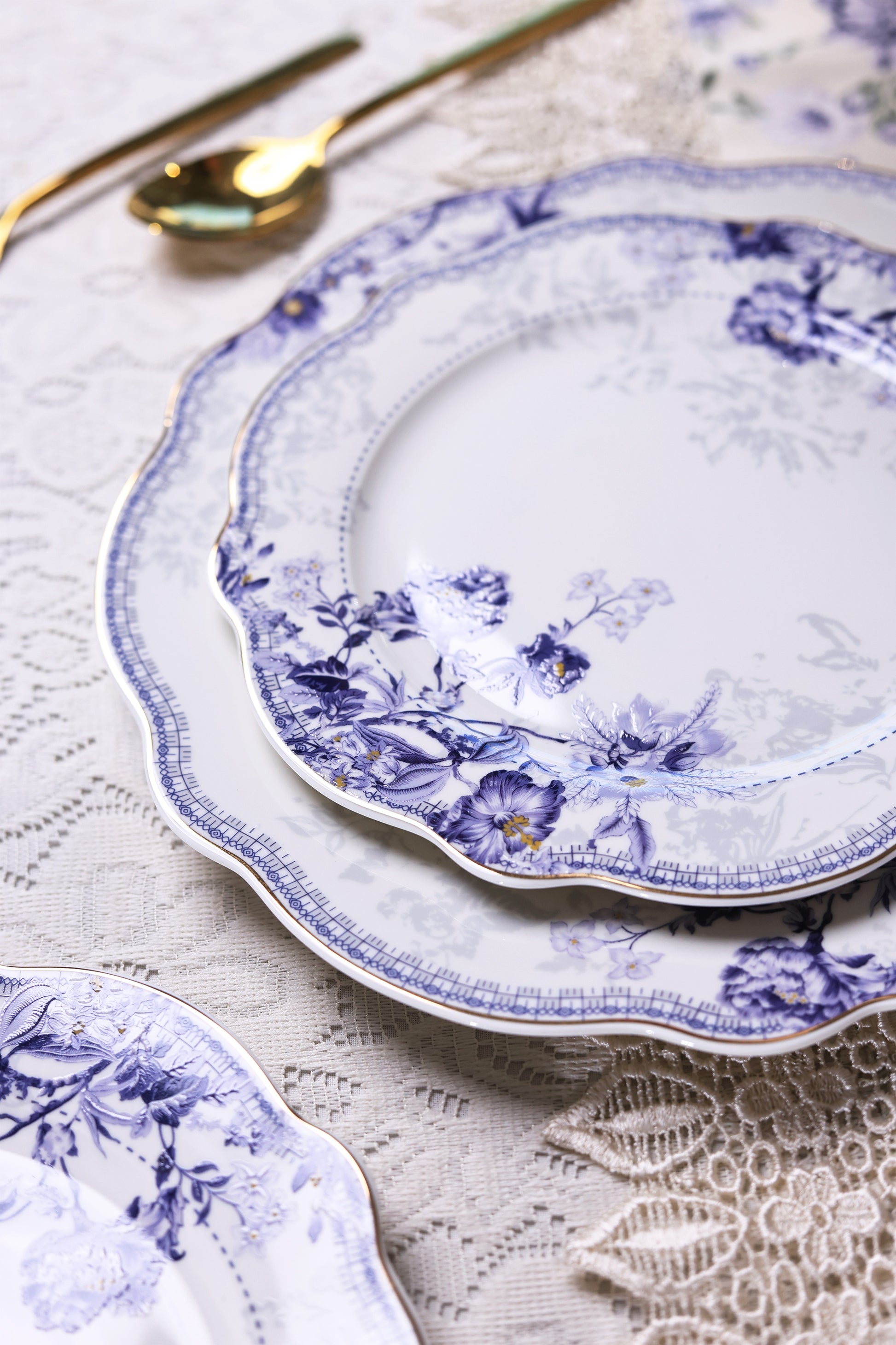 Jardin de Jouy 8 Pcs Snack Set (1 Serving Plate, 6 Quarter Plates, 1 Server) - Vigneto