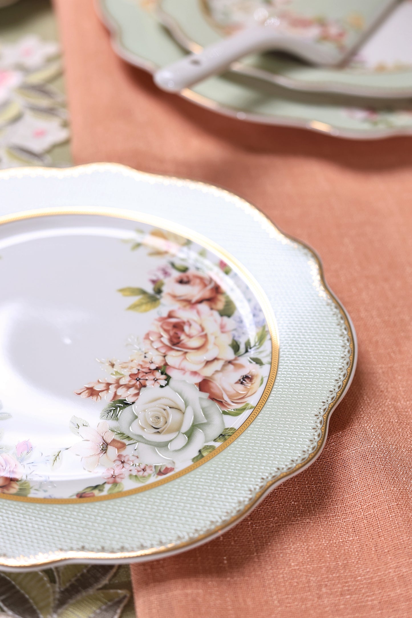 Pistachio Green 8 Pcs Snack Set (1 Serving Plate, 6 Quarter Plates, 1 Server) - Vigneto