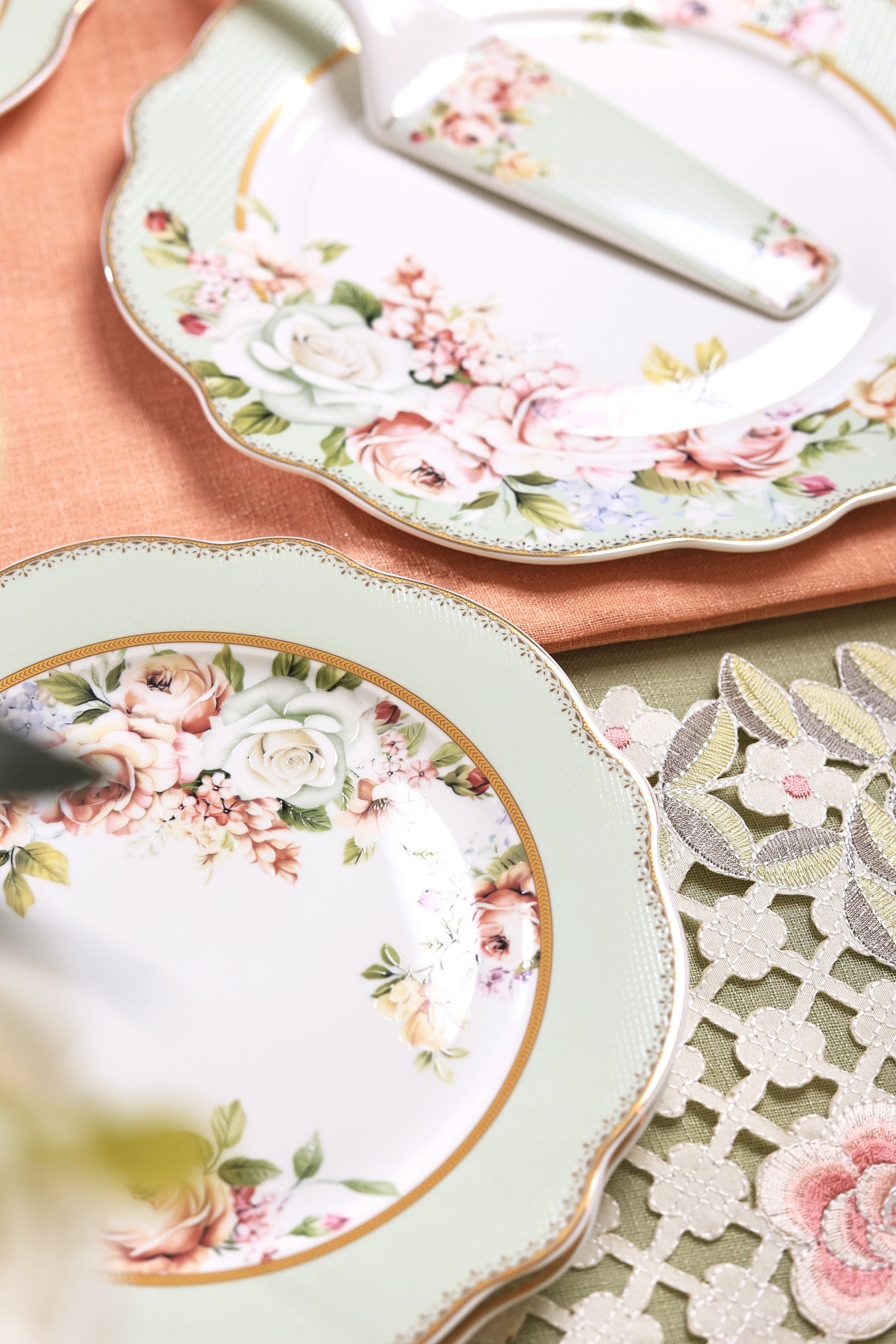 Pistachio Green 8 Pcs Snack Set (1 Serving Plate, 6 Quarter Plates, 1 Server) - Vigneto