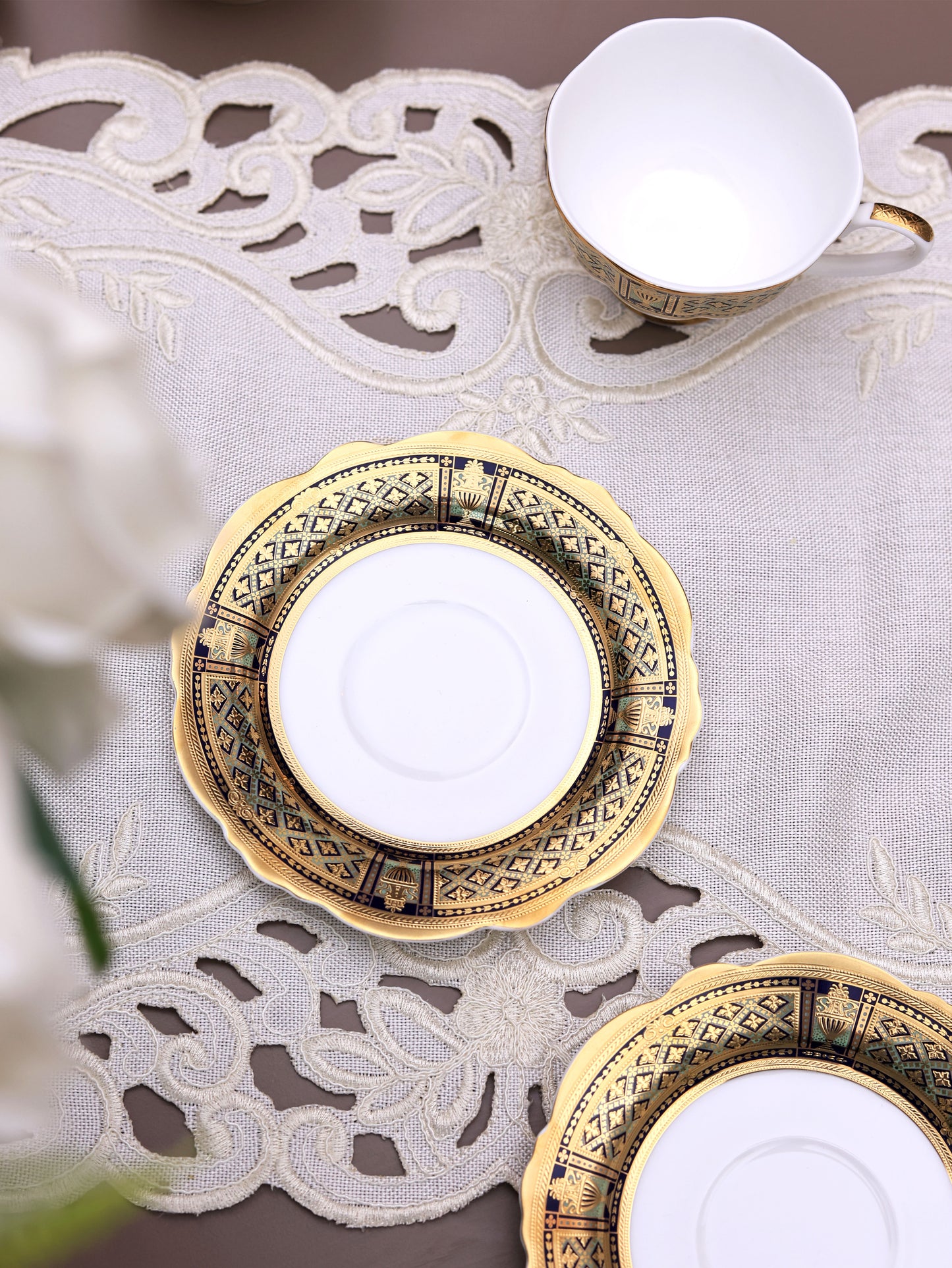 Tresor du Palais Cup and Saucer Set (Set of 6, Palace Collection, 24K Embossed Gold) - Vigneto