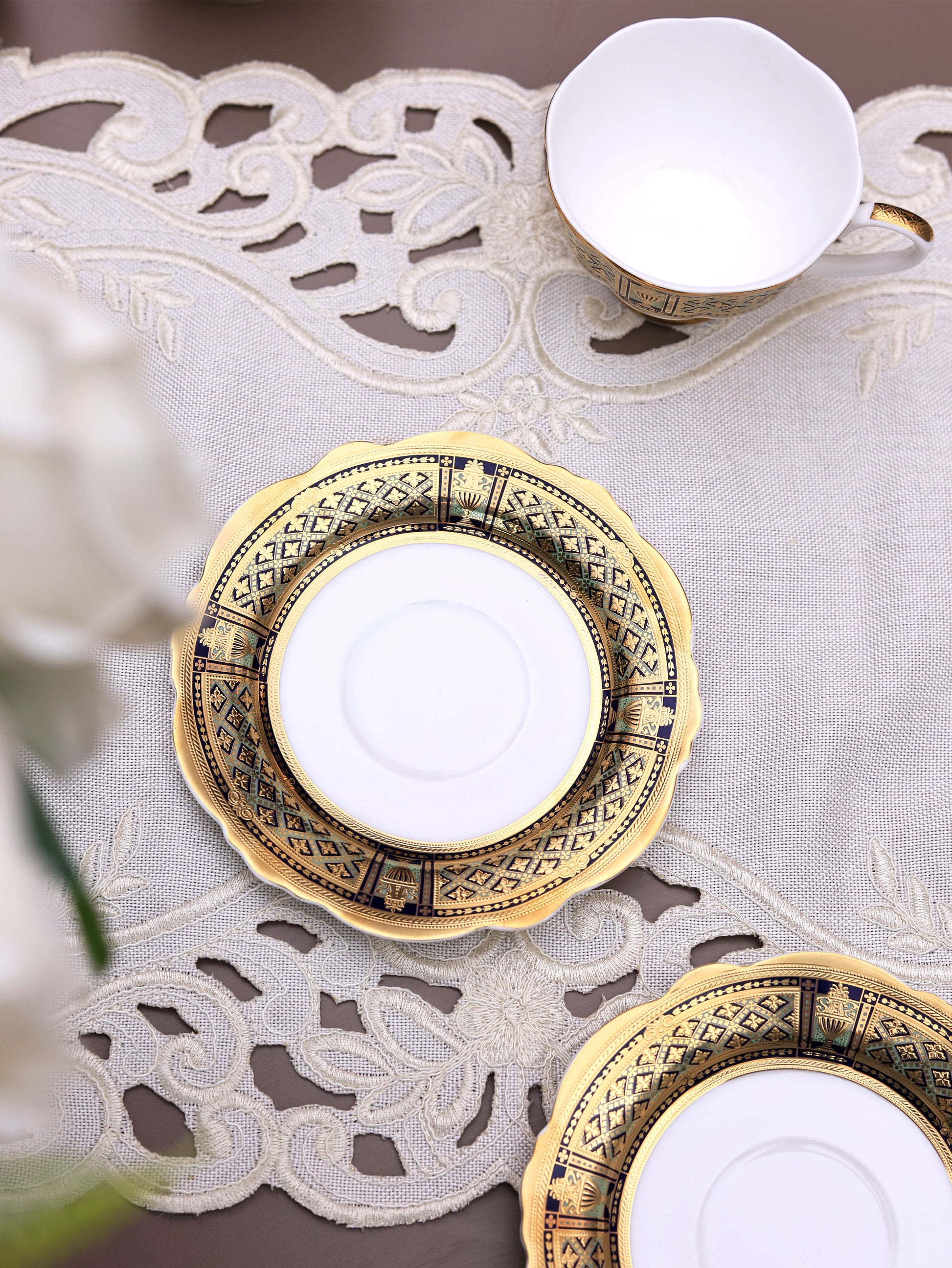 Tresor du Palais Cup and Saucer Set (Set of 6, Palace Collection, 24K Embossed Gold) - Vigneto