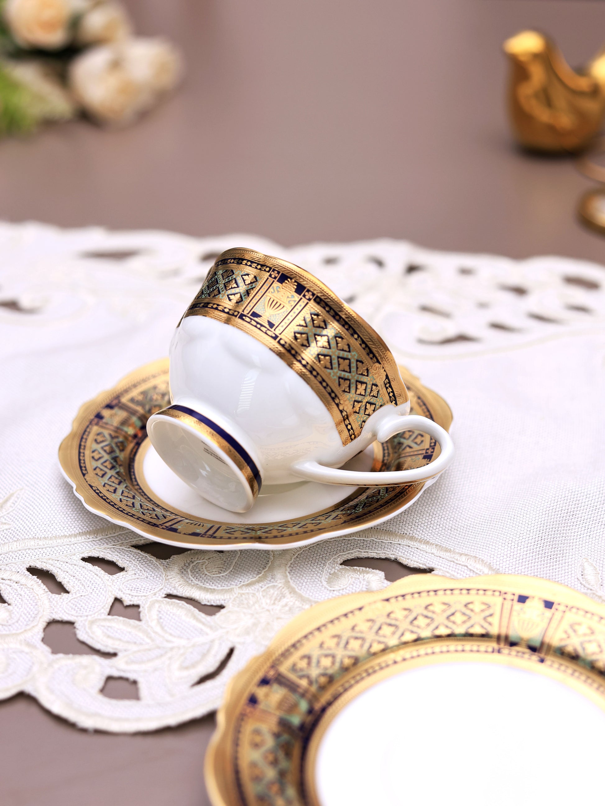 Tresor du Palais Cup and Saucer Set (Set of 6, Palace Collection, 24K Embossed Gold) - Vigneto