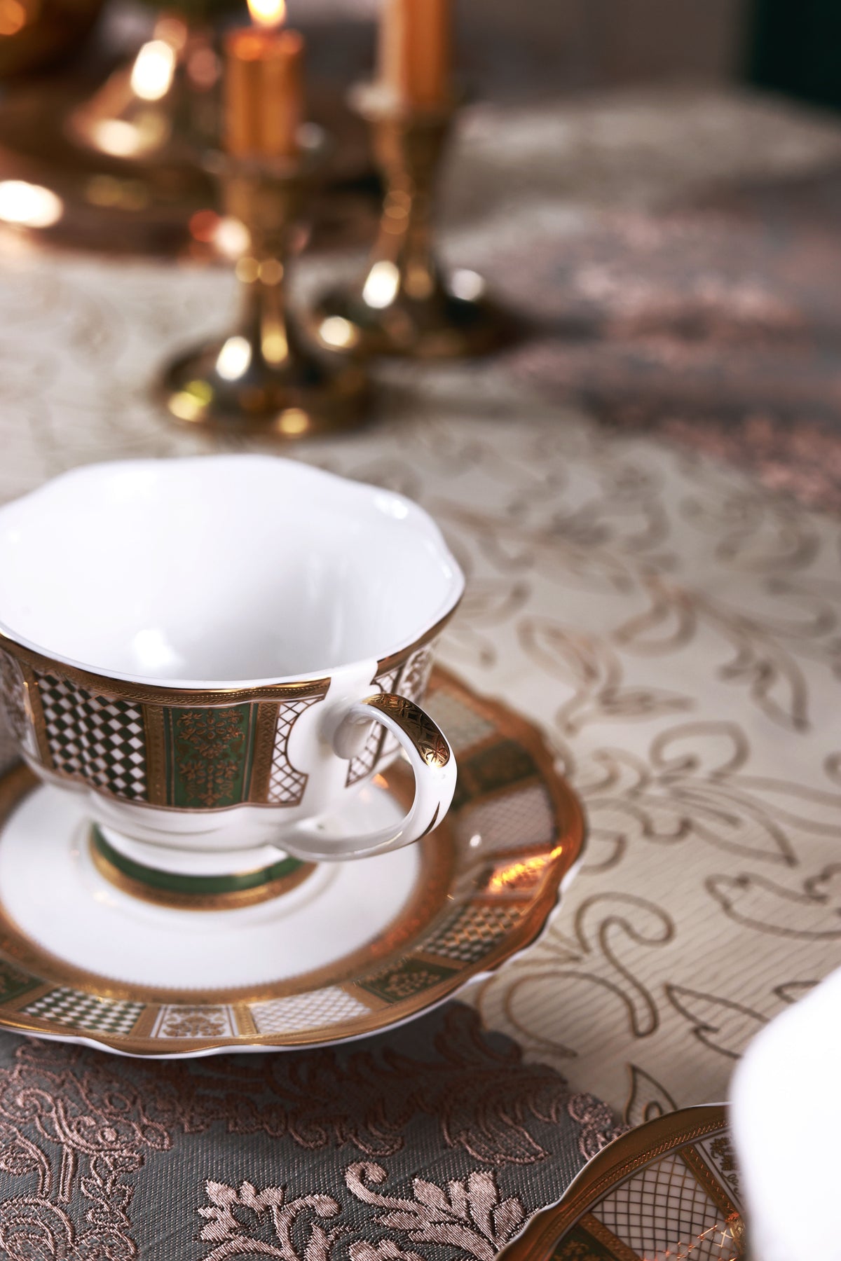 Emerald d'Or Cup and Saucer Set (Set of 6, Palace Collection, 24K Embossed Gold)