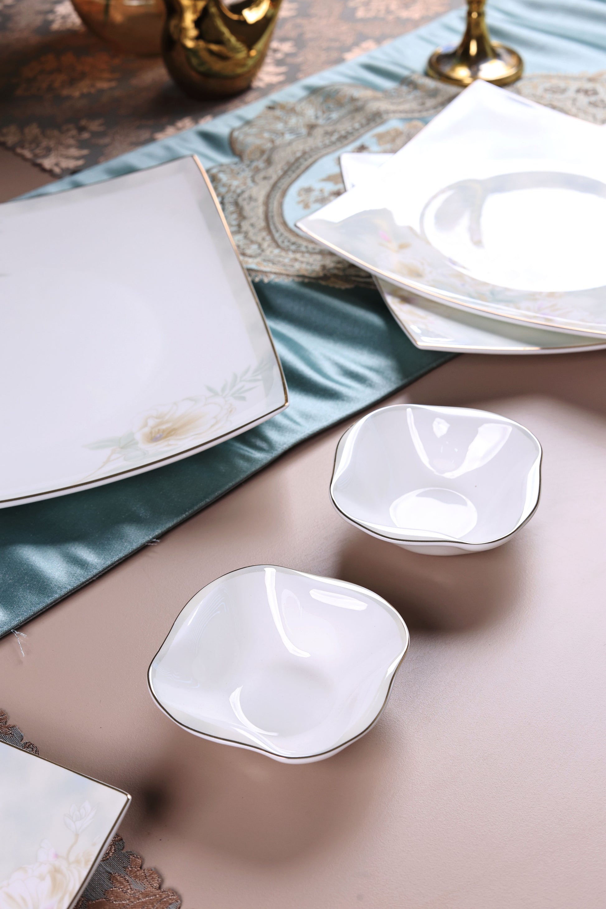 Sage Blume 10 Pcs Snack Set (2 Serving Plates, 6 Quarter Plates, 2 Dip Bowls) - Vigneto