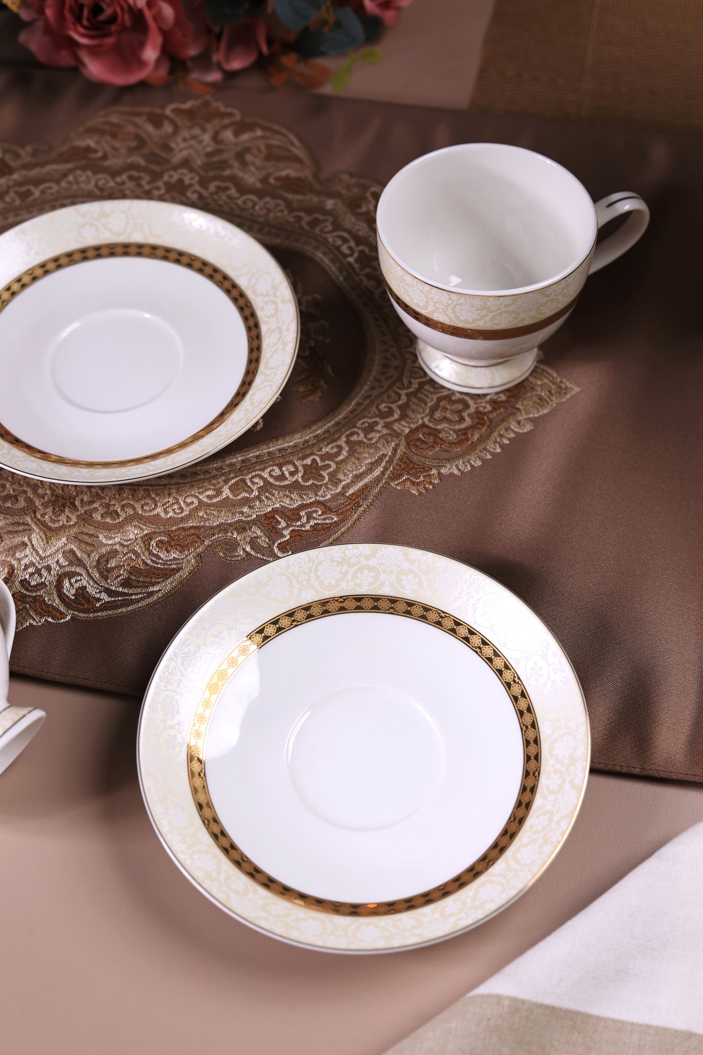 Opaline Gold Cup and Saucer Set (6 Cups and 6 Saucers) - Vigneto